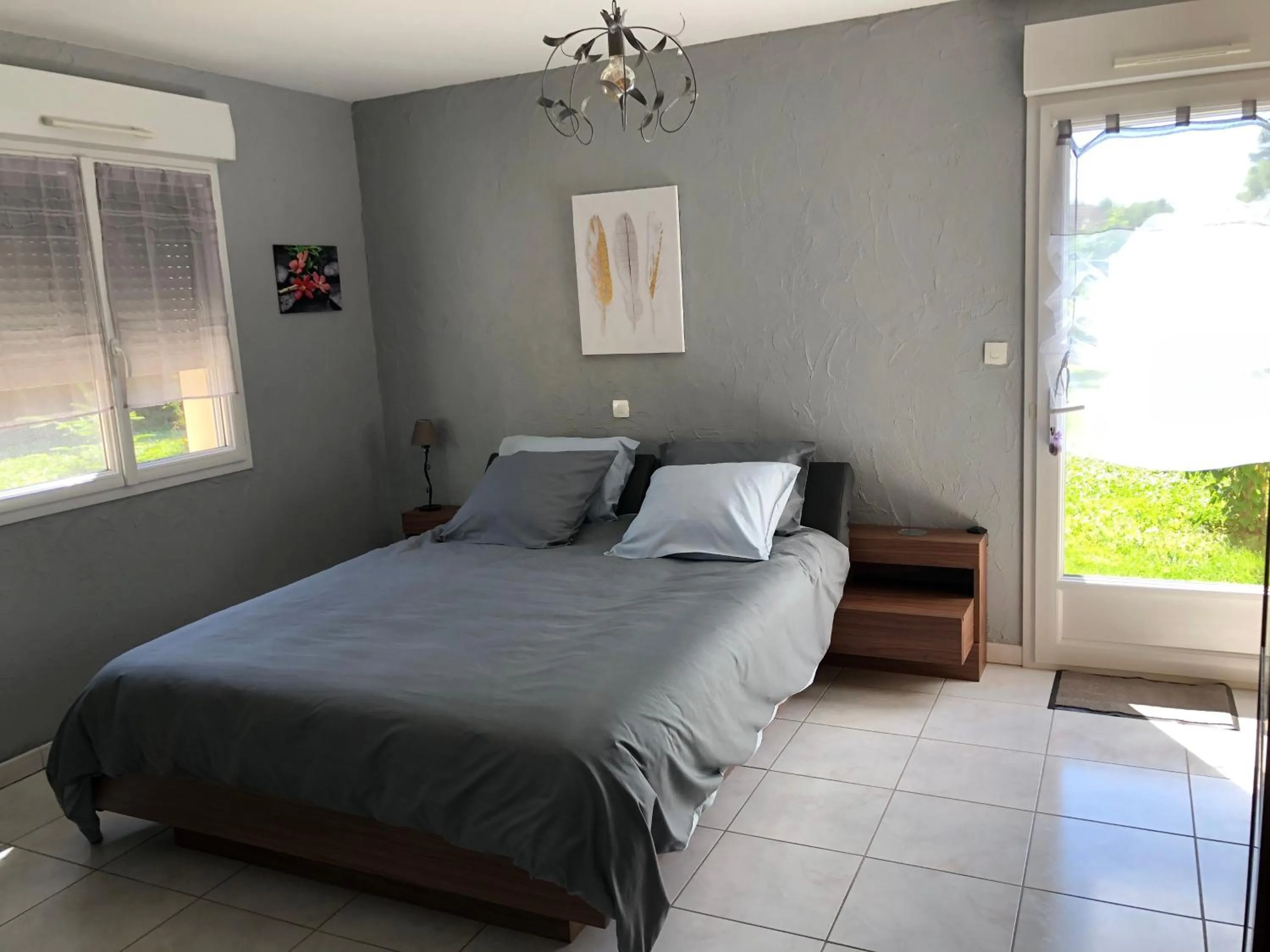 Photo of the whole room, Bed in NAT&LYS