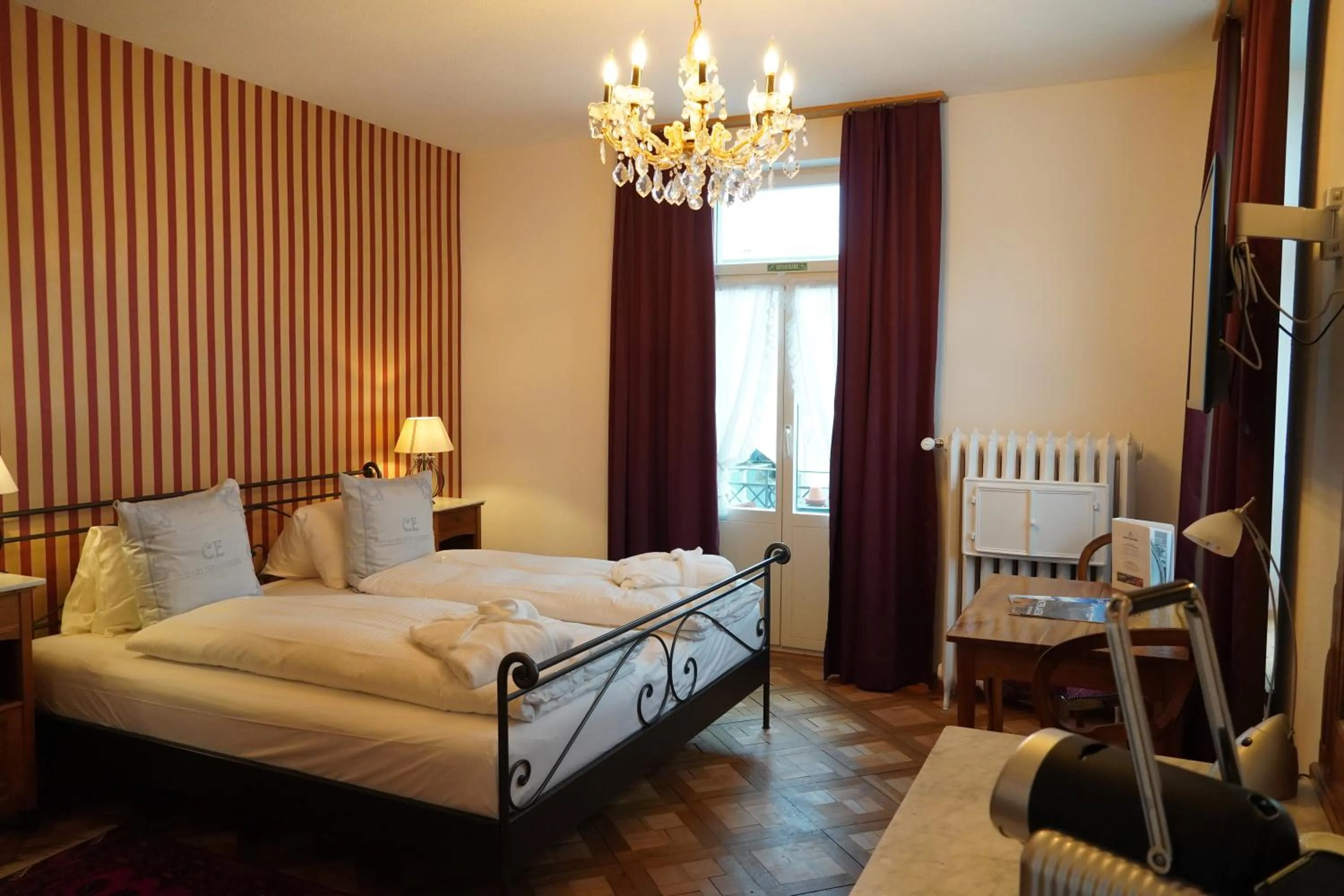 Bed in Carlton-Europe Vintage Adults Hotel