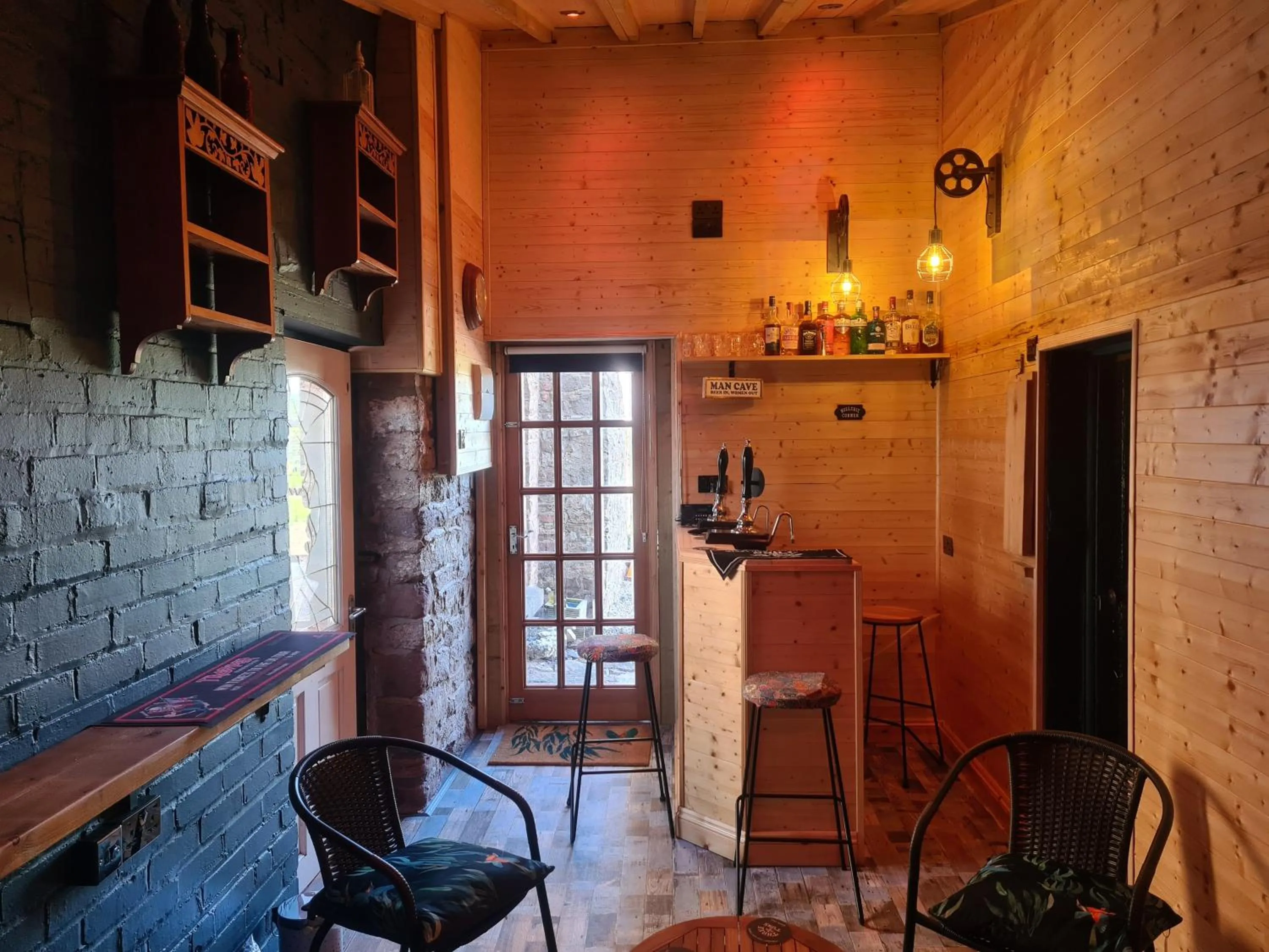 Lounge or bar in Upper Eyton Farmhouse B&B