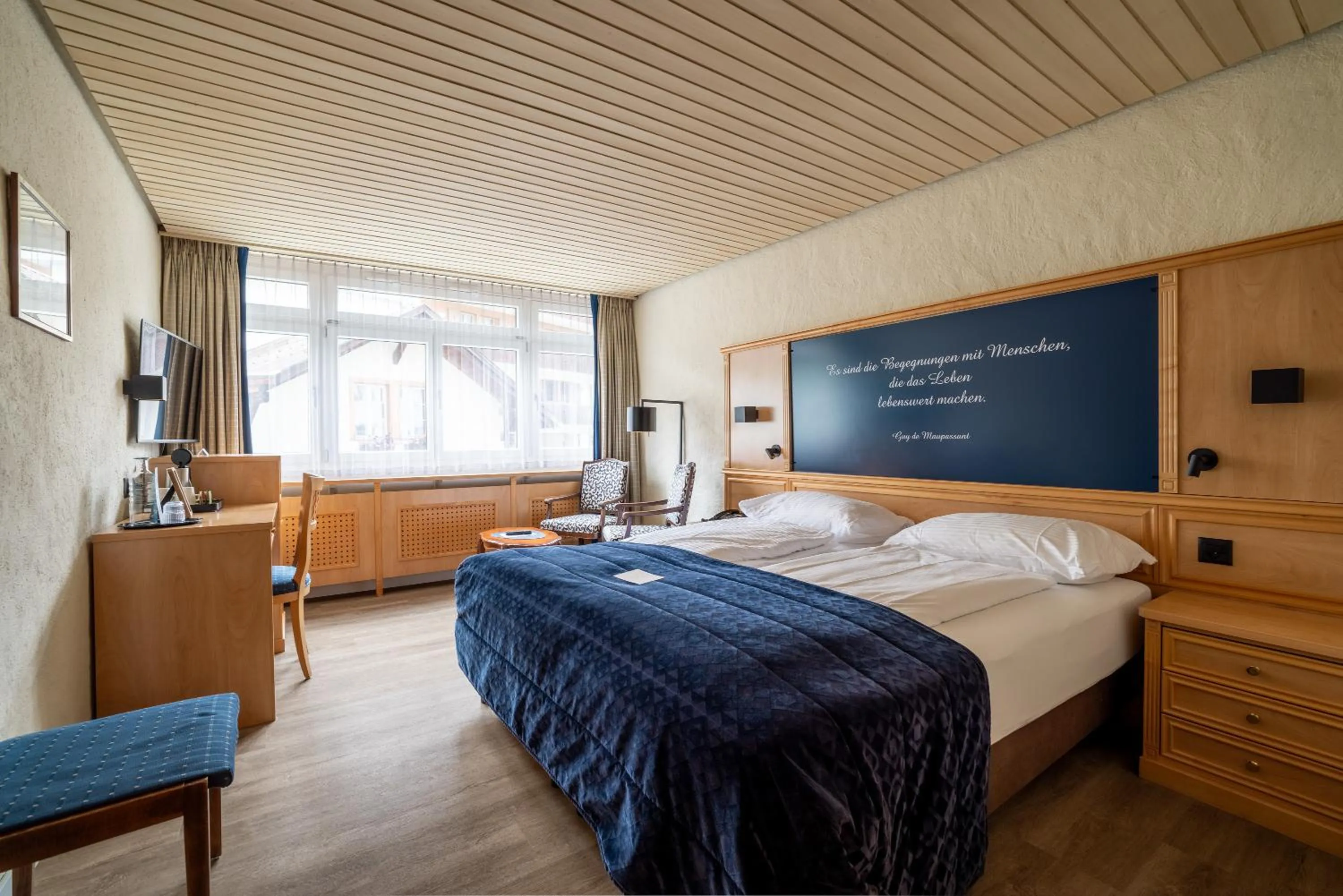 Photo of the whole room, Bed in Hotel Kreuz & Post Grindelwald