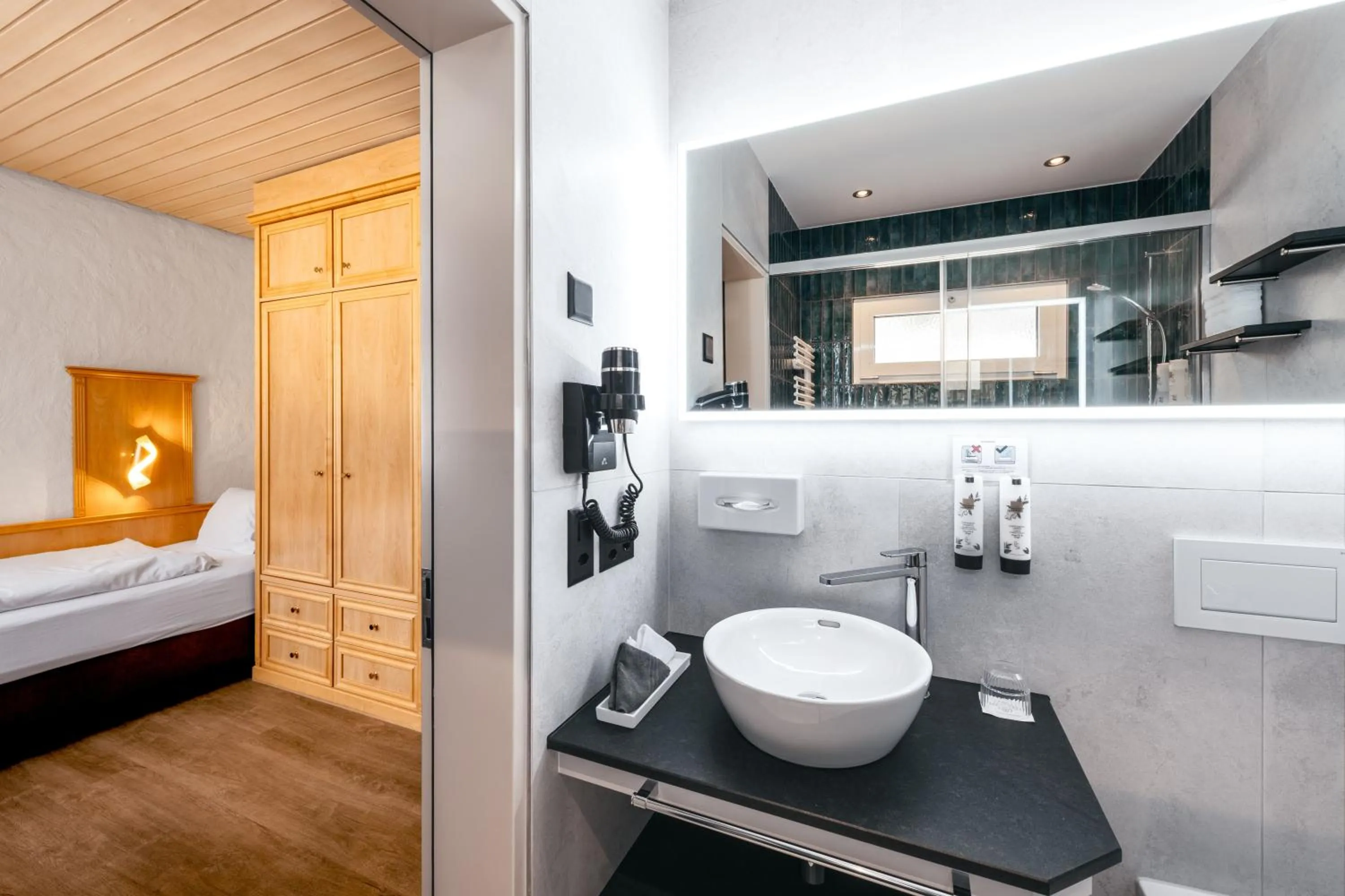 Photo of the whole room, Bed in Hotel Kreuz & Post Grindelwald