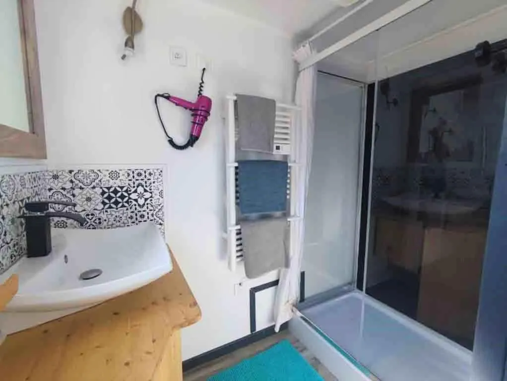 Shower in Le Clos des Passiflores