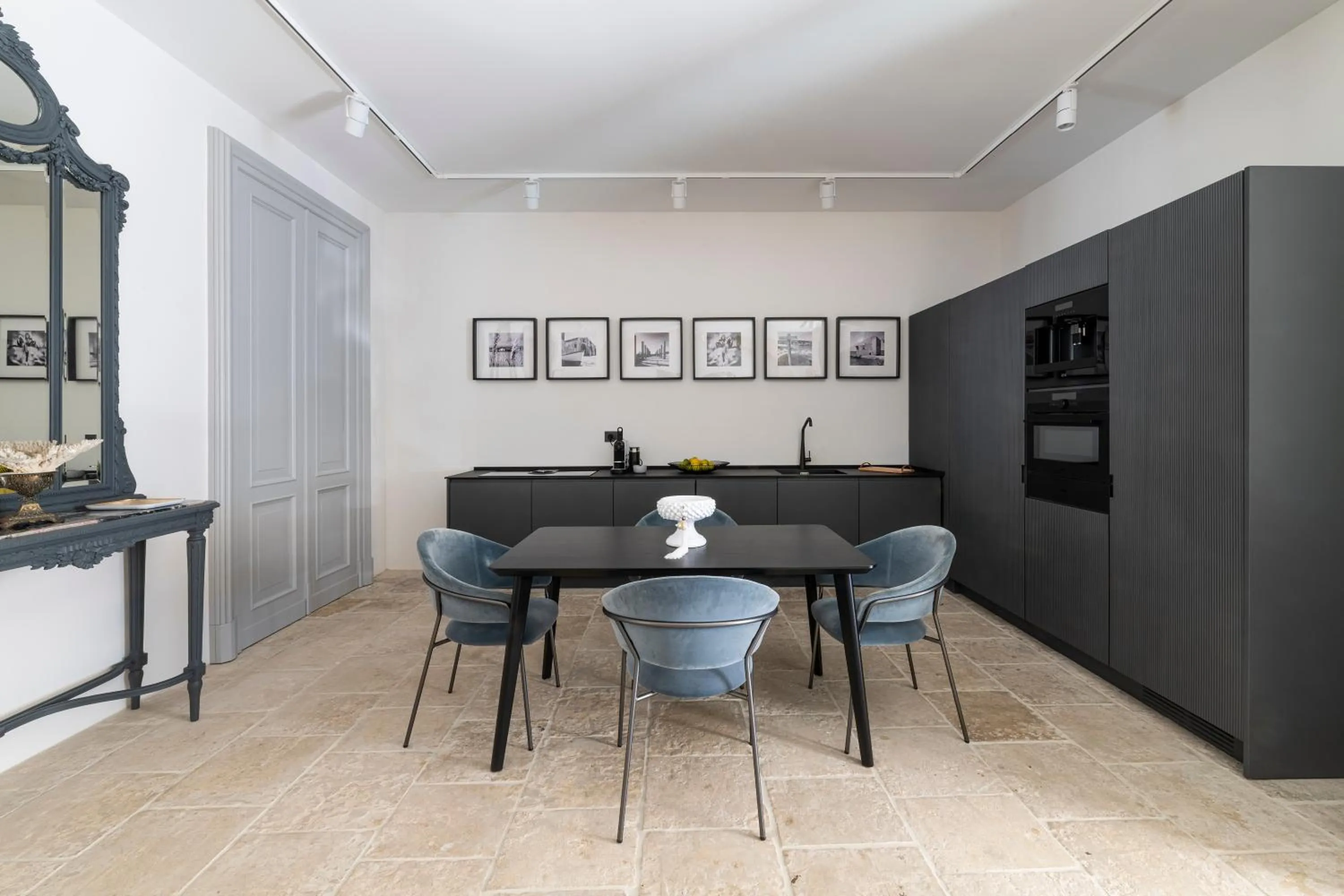 Kitchen or kitchenette in La Dépendance Hotel