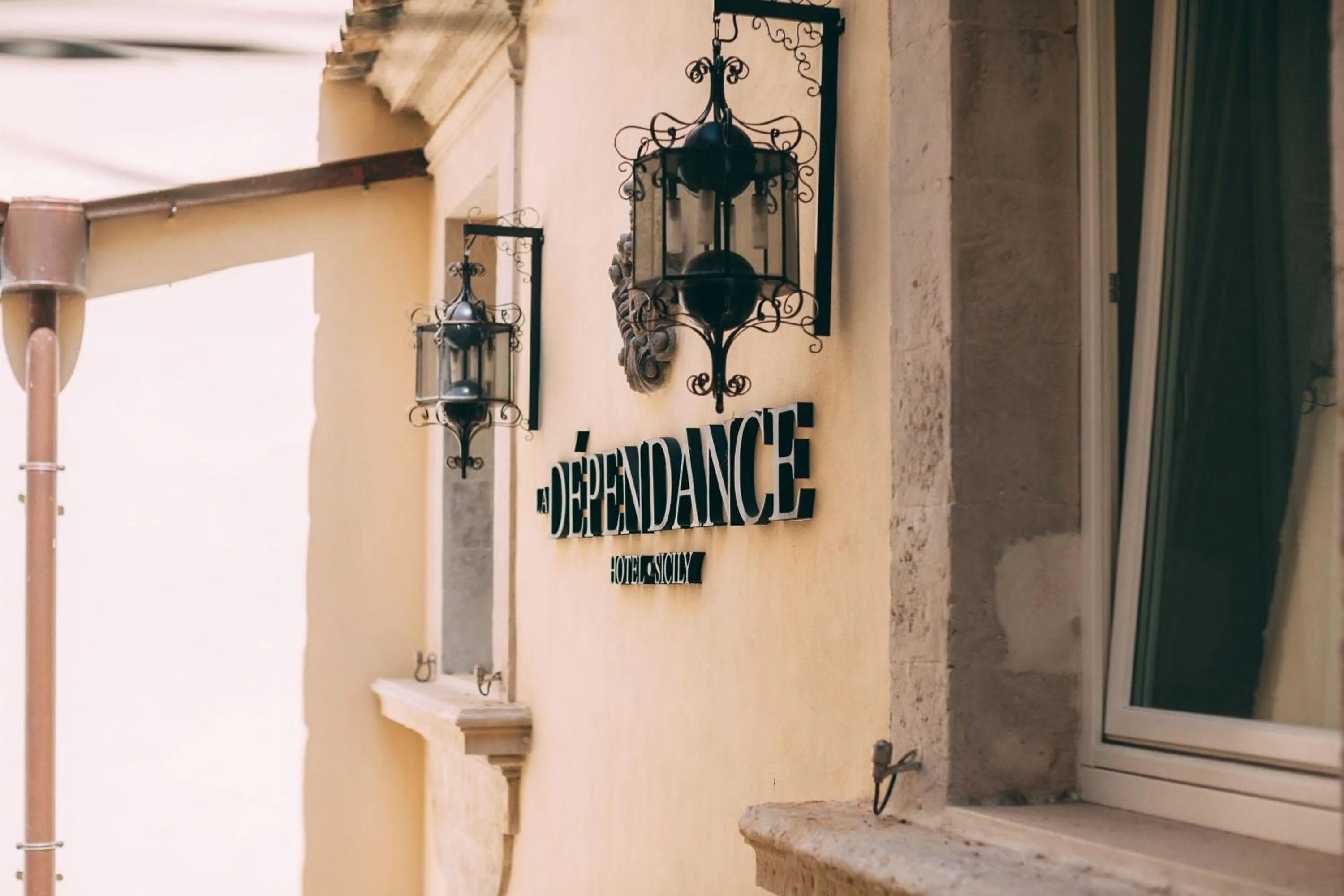 Logo/Certificate/Sign in La Dépendance Hotel