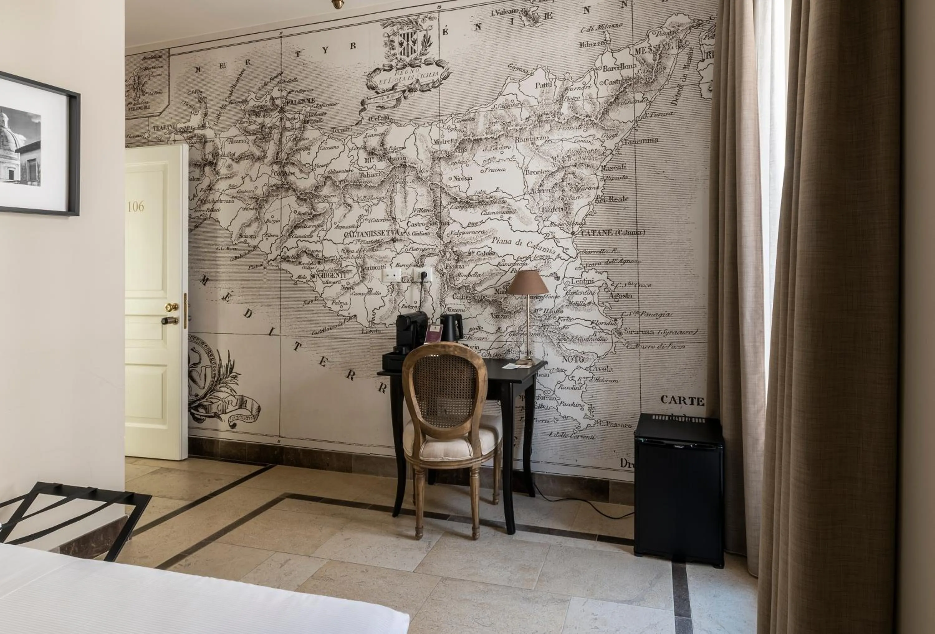 Photo of the whole room, Bed in La Dépendance Hotel