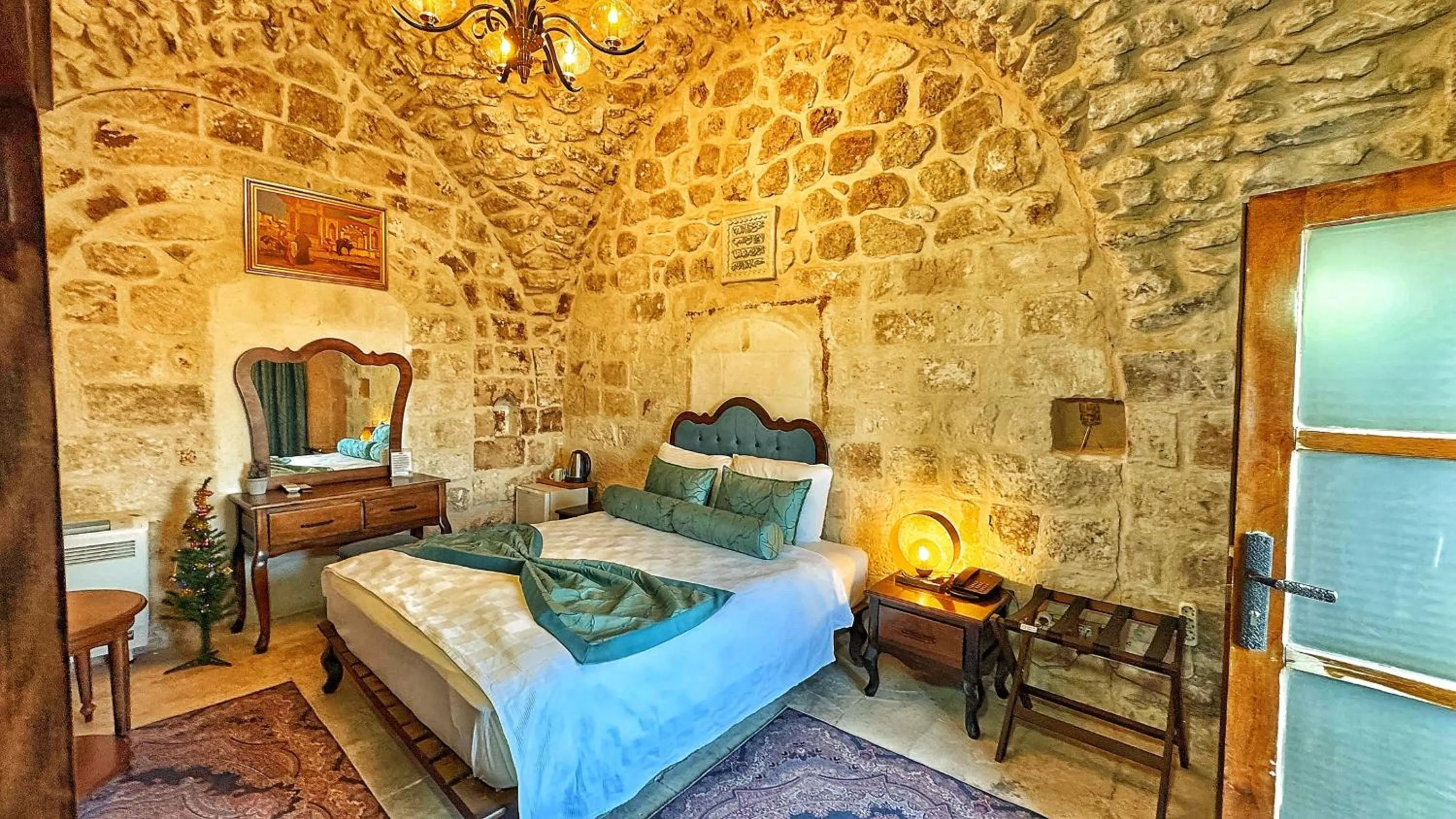 Photo of the whole room, Bed in Fairouz Konak Otel