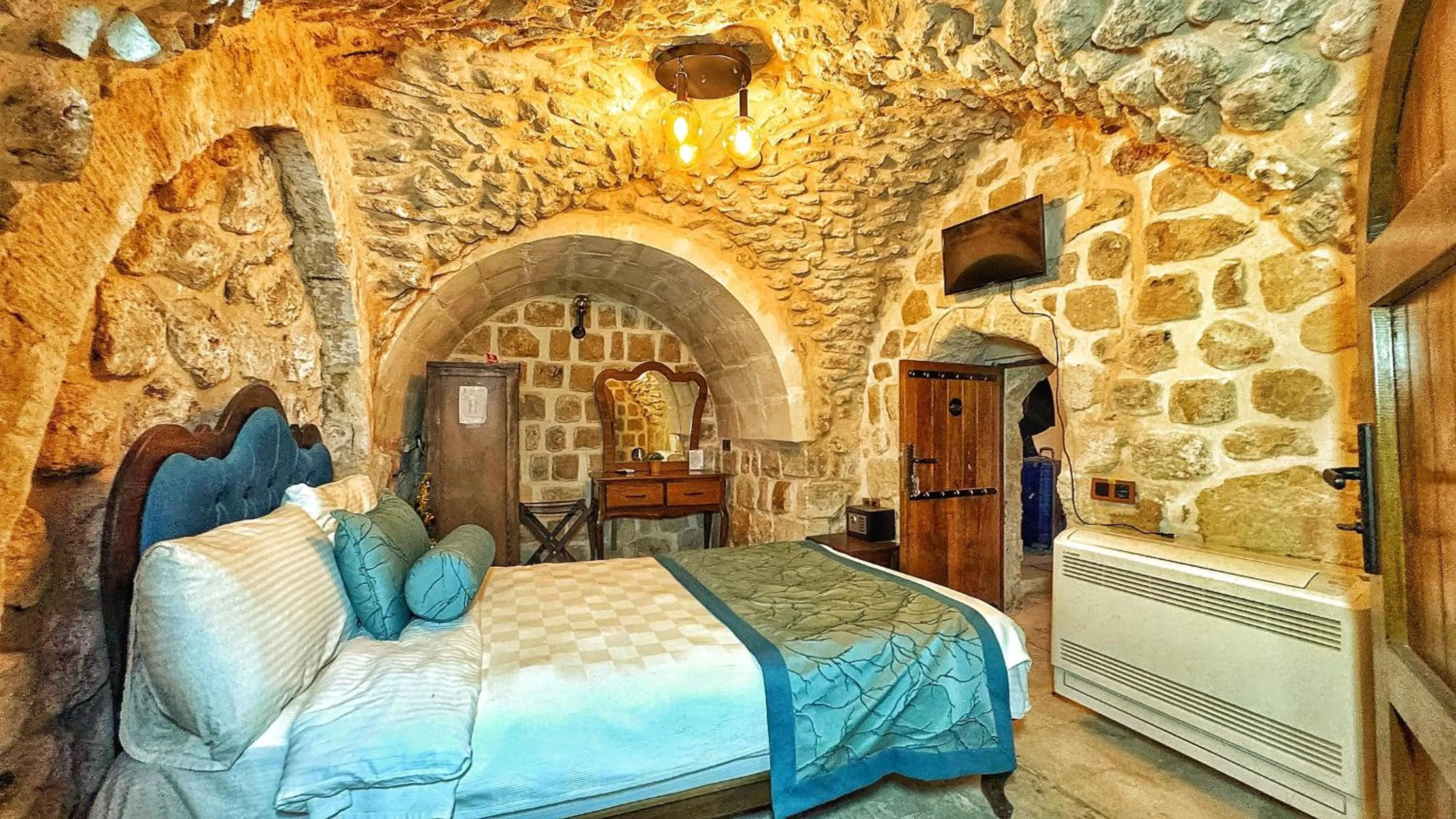 Photo of the whole room, Bed in Fairouz Konak Otel