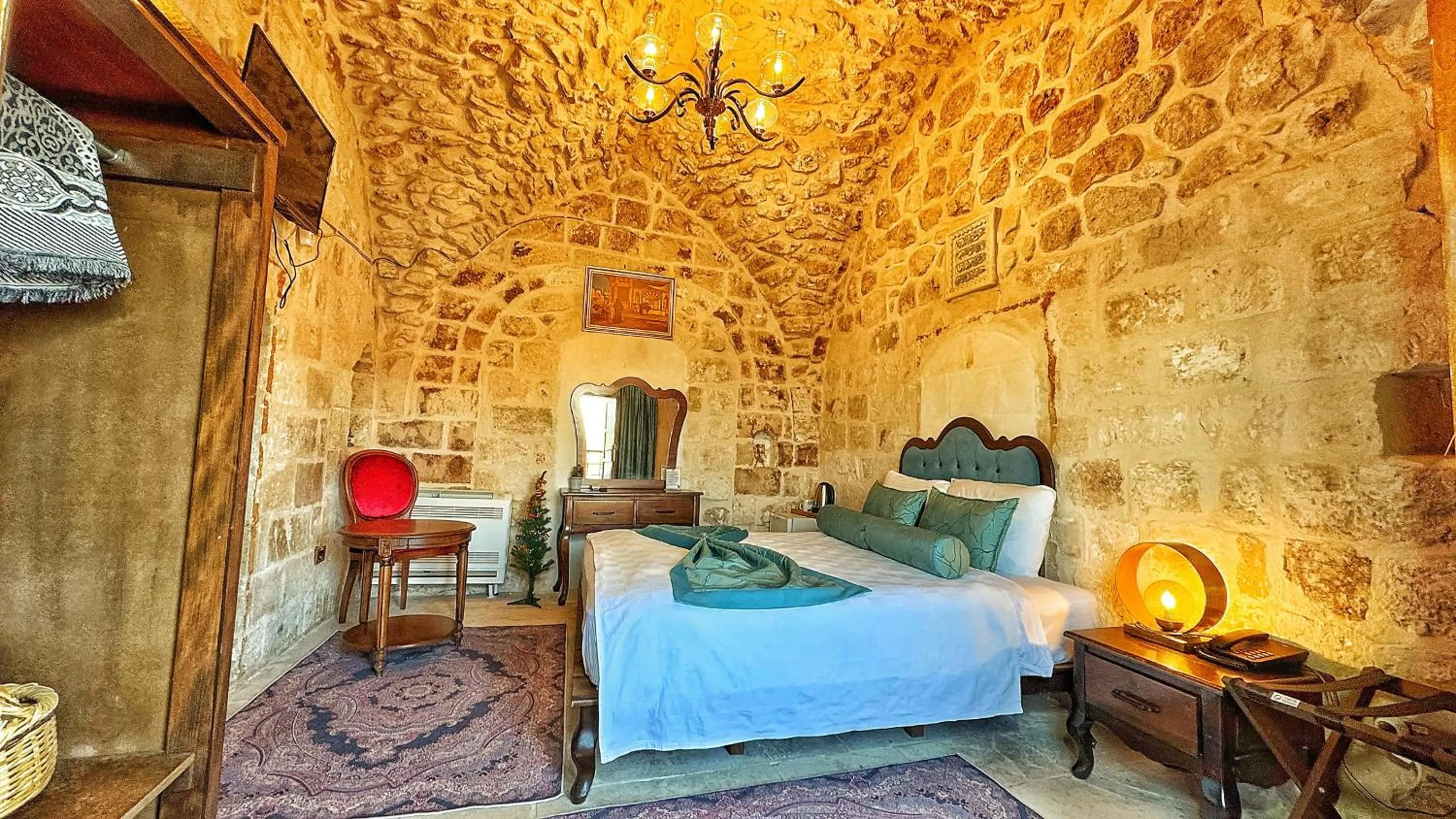 Photo of the whole room, Bed in Fairouz Konak Otel