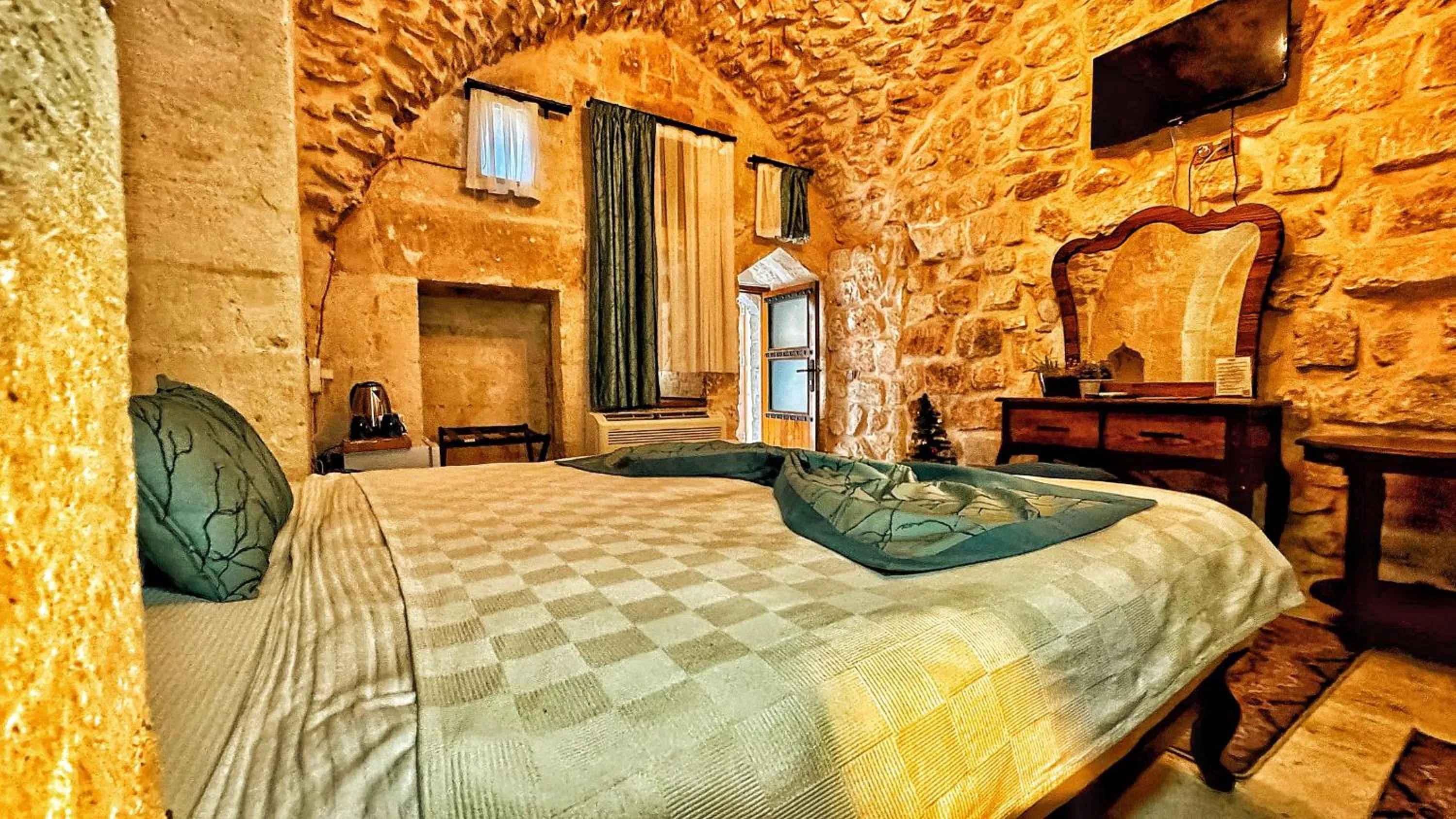 Photo of the whole room, Bed in Fairouz Konak Otel