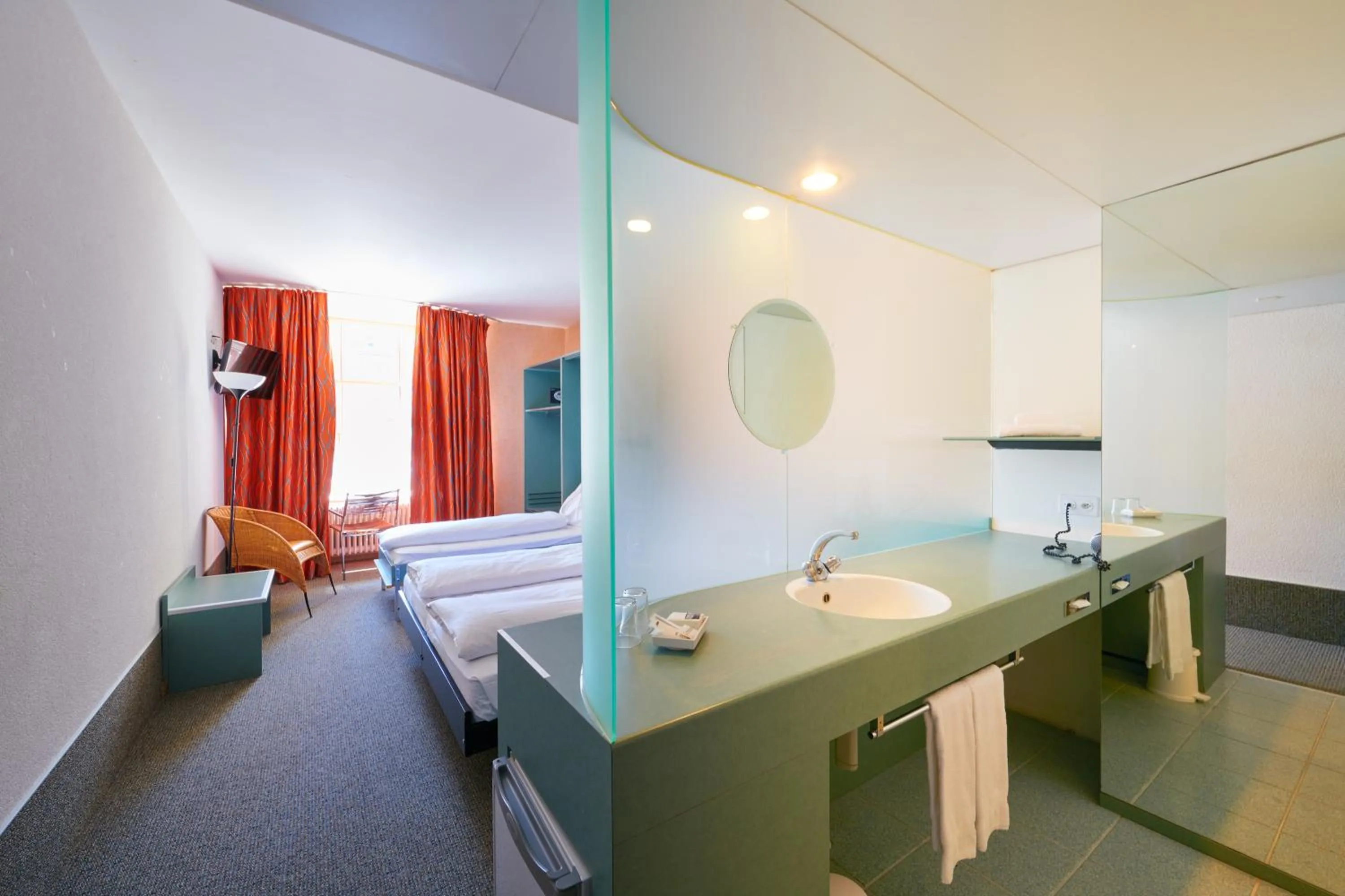 Bathroom, Bed in Hotel City am Bahnhof