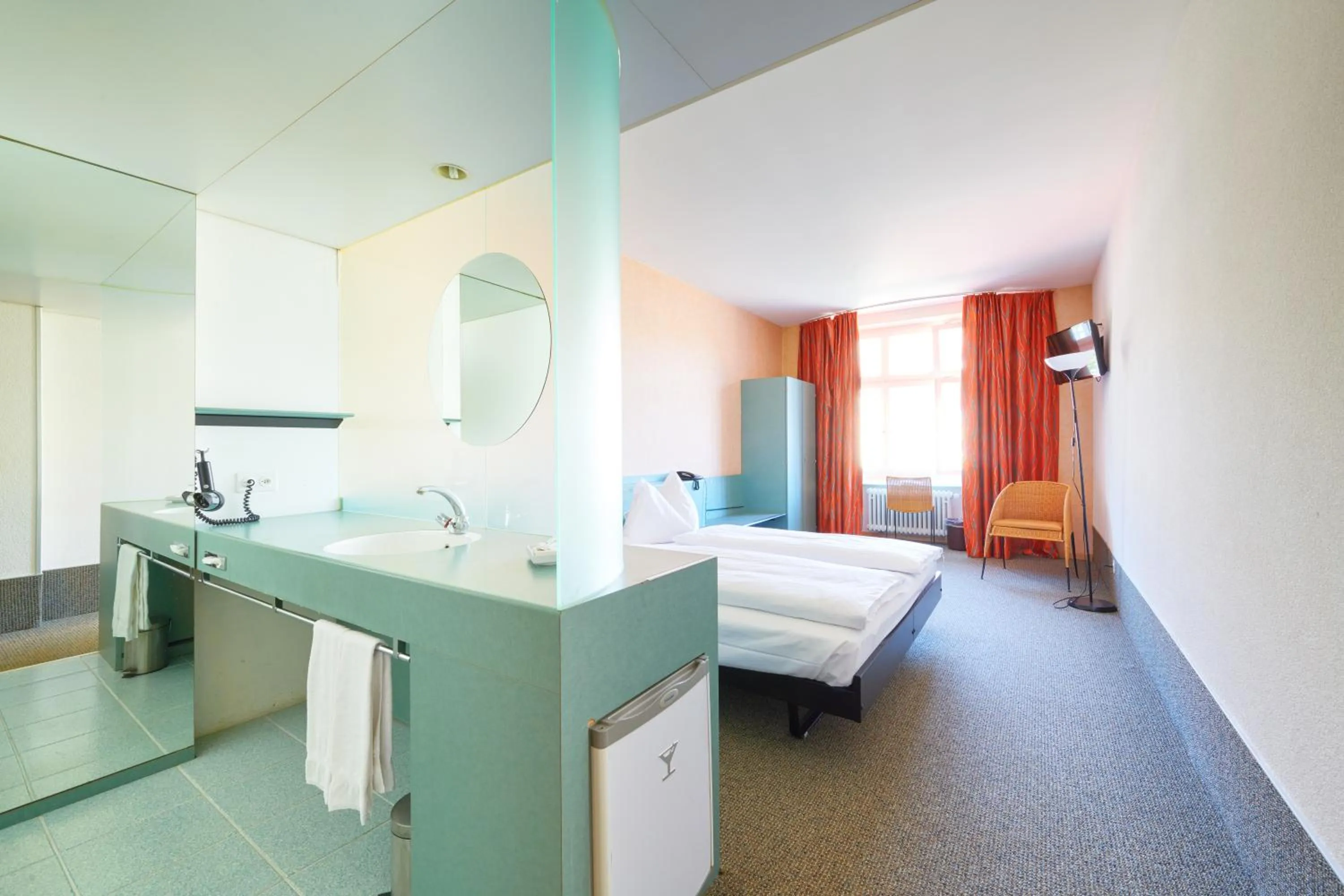 Bathroom, Bed in Hotel City am Bahnhof