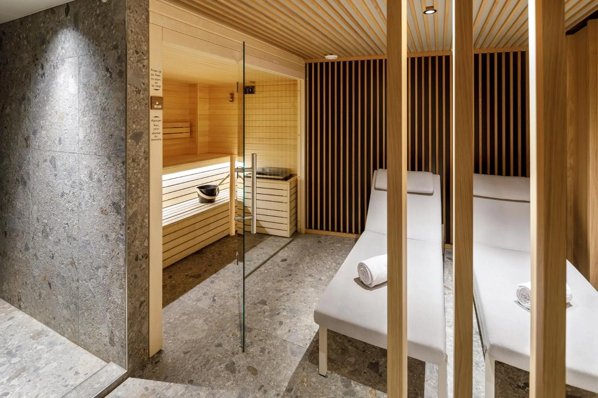 Bed in Palmiers by Fassbind