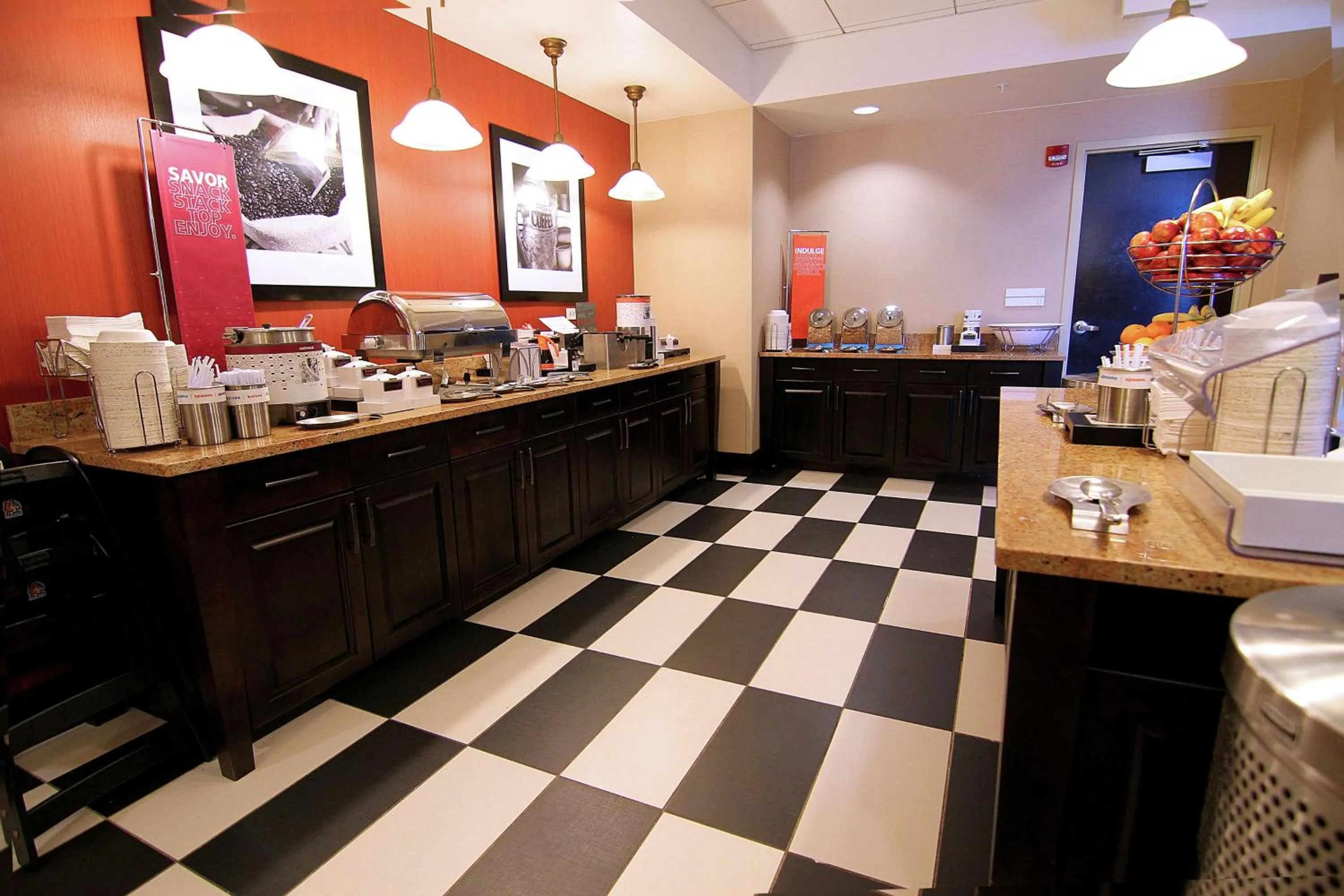 Dining area in Hampton Inn & Suites Grand Forks