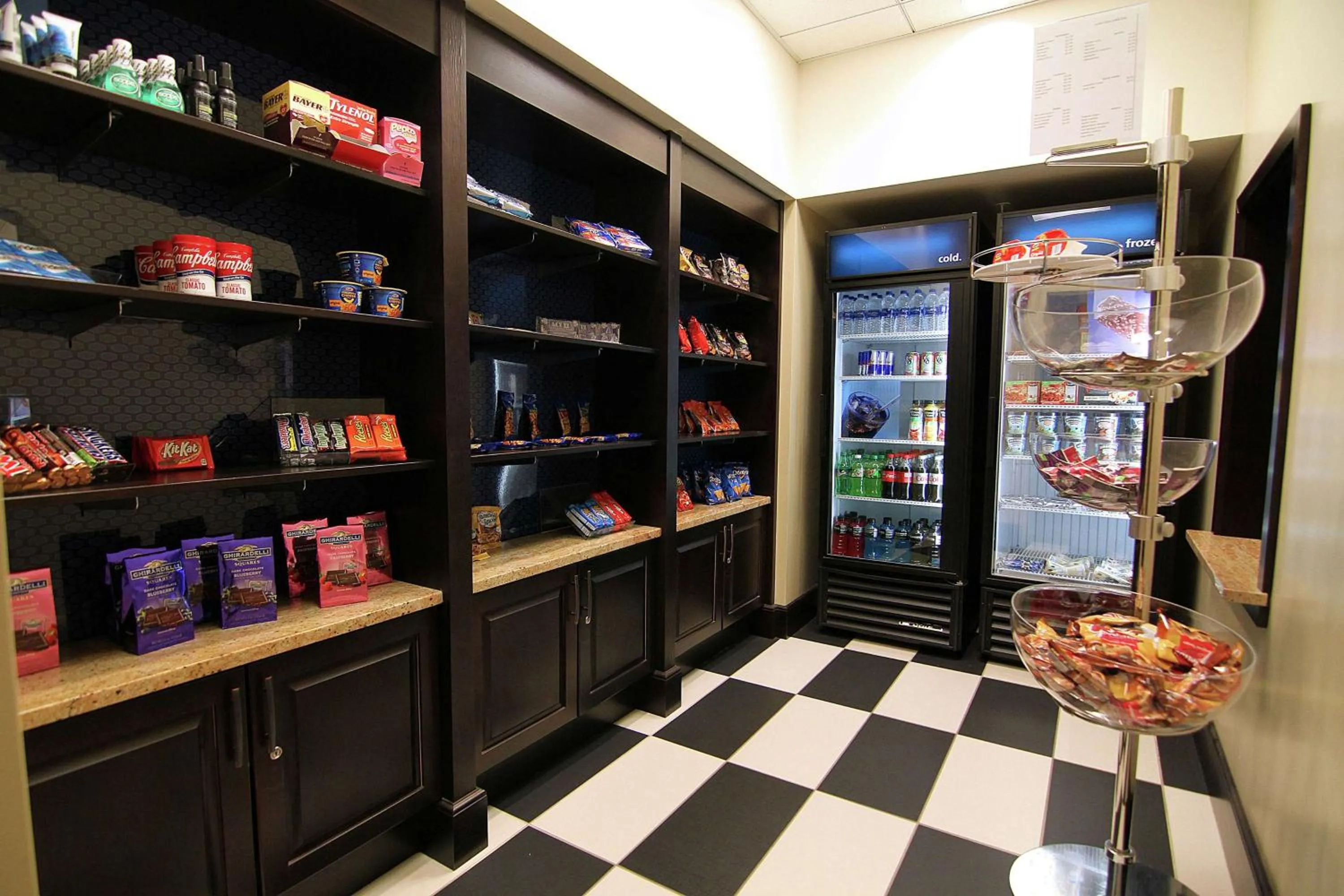 Dining area in Hampton Inn & Suites Grand Forks