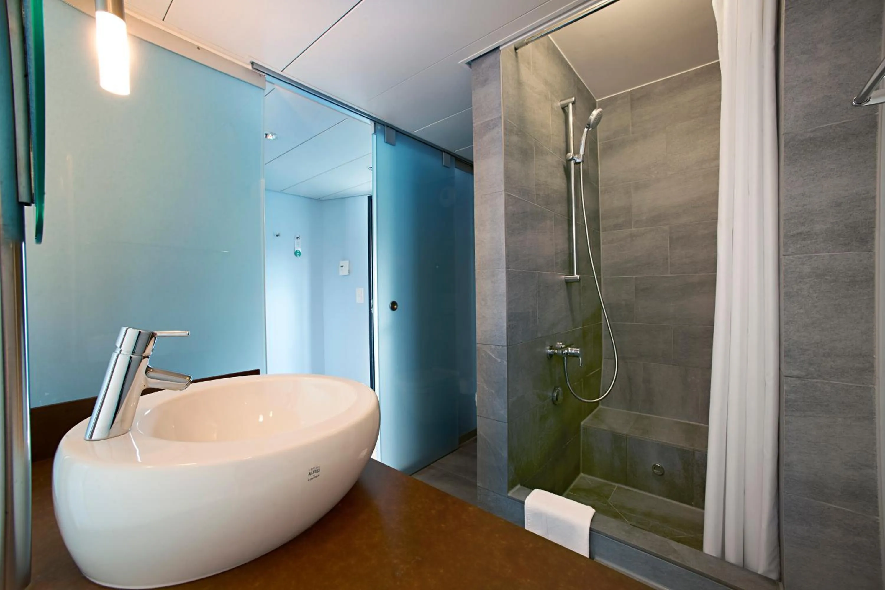 Shower in Hotel Ambassador