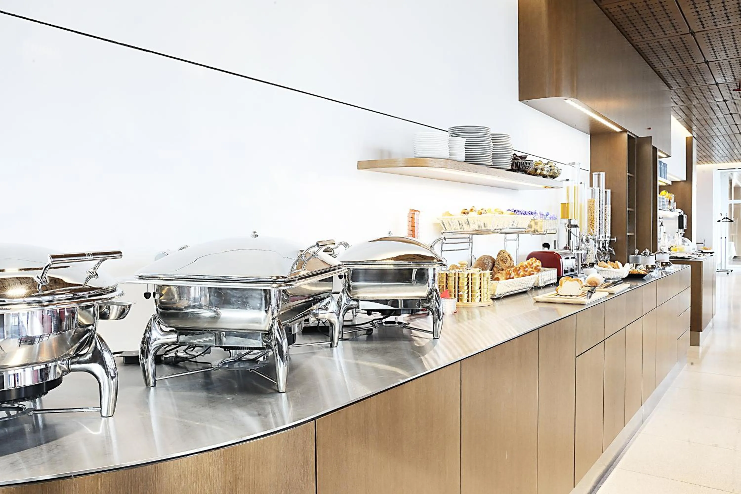 Restaurant/places to eat in Hotel Ambassador