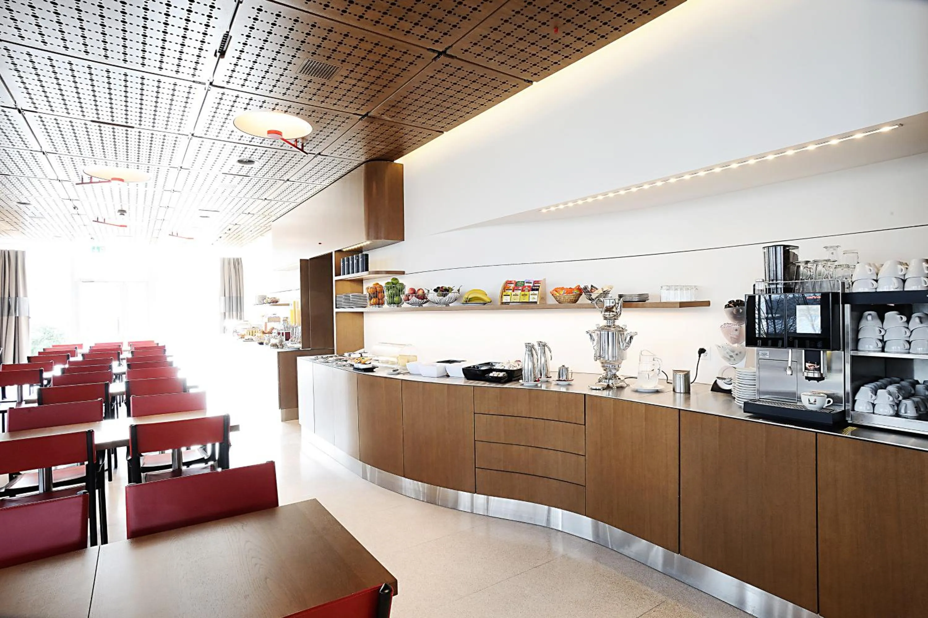 Restaurant/places to eat in Hotel Ambassador