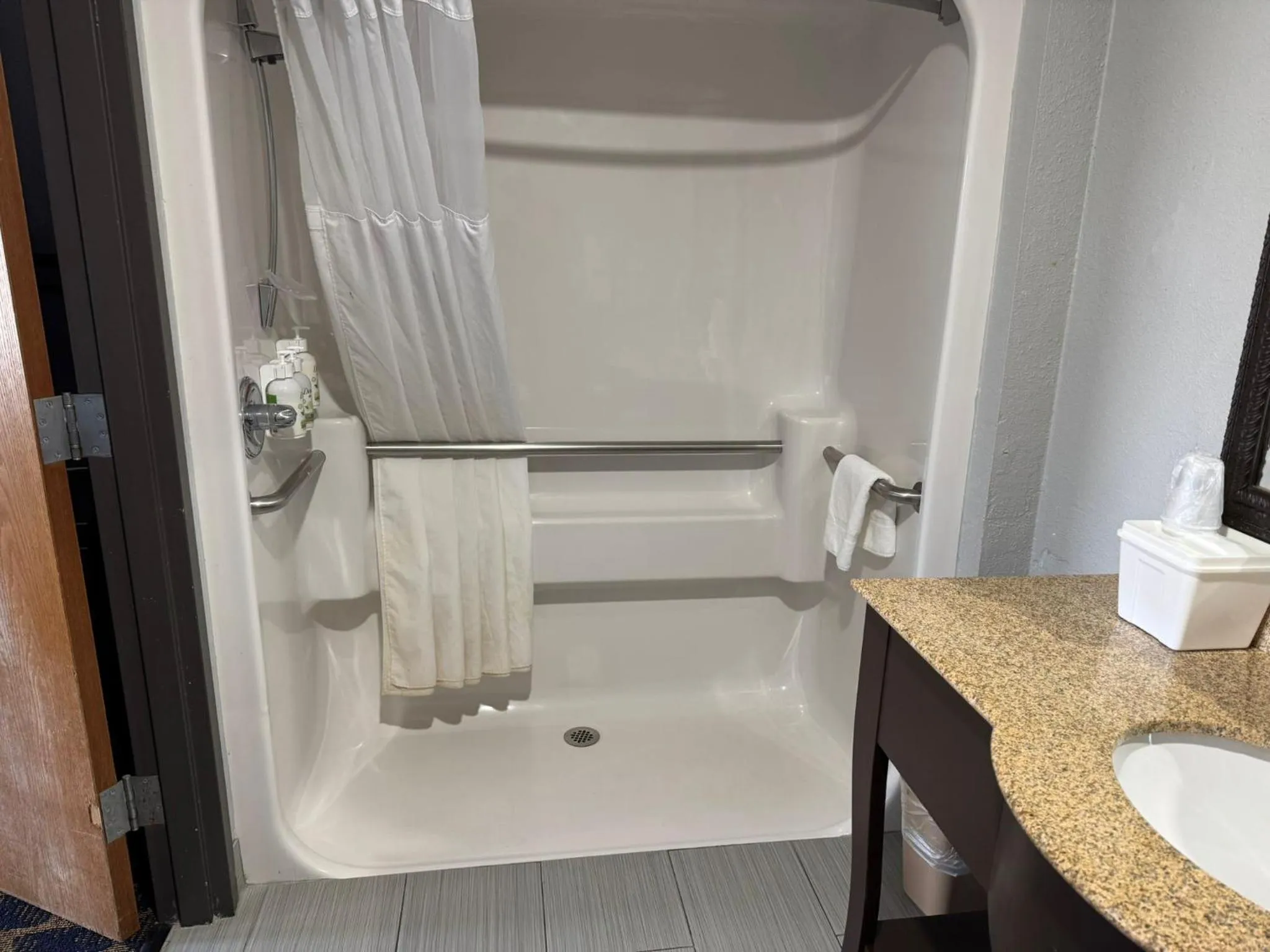 Greenlight Inn & Suites St James