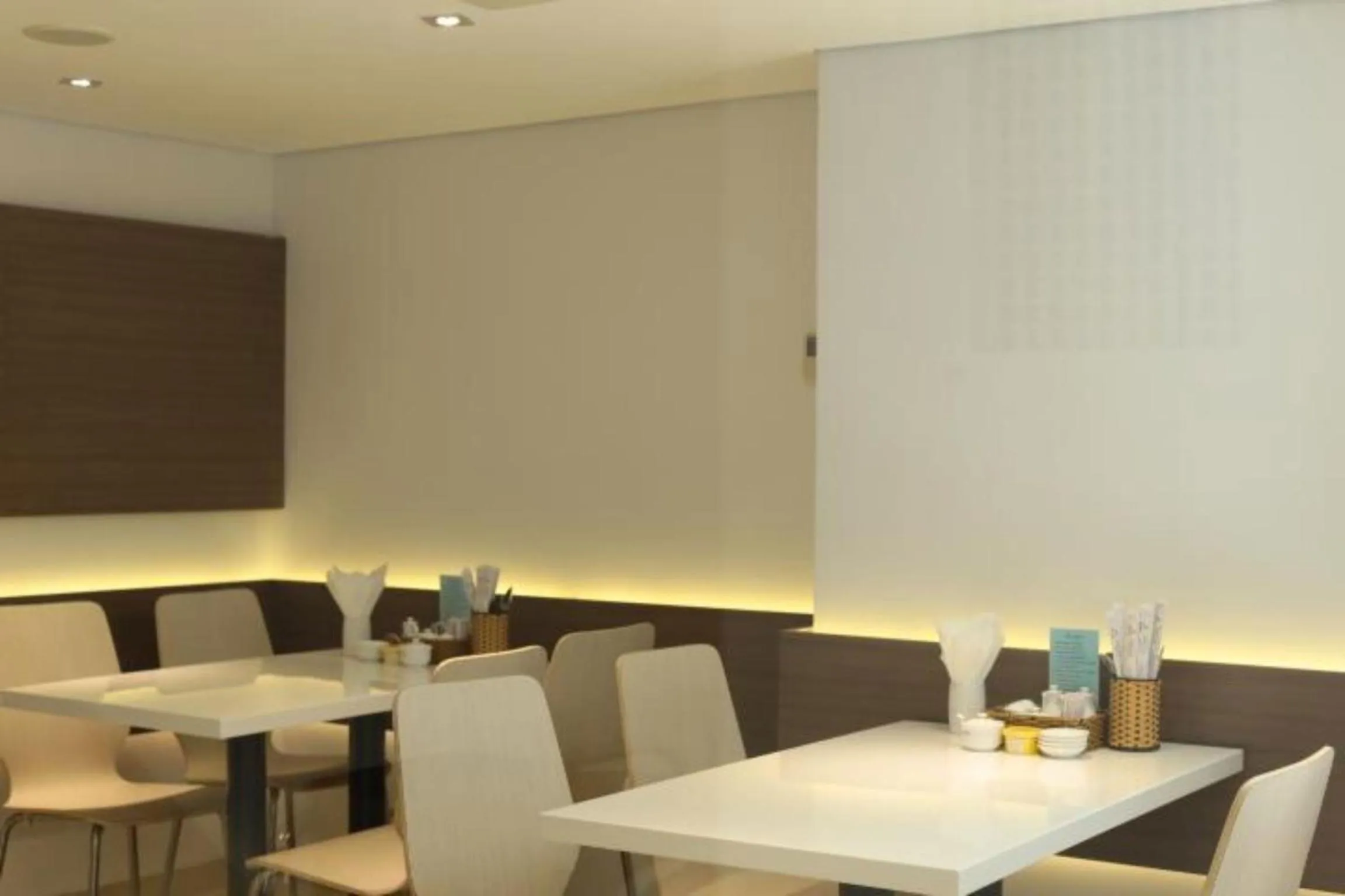 Restaurant/places to eat in Tristar Hotel