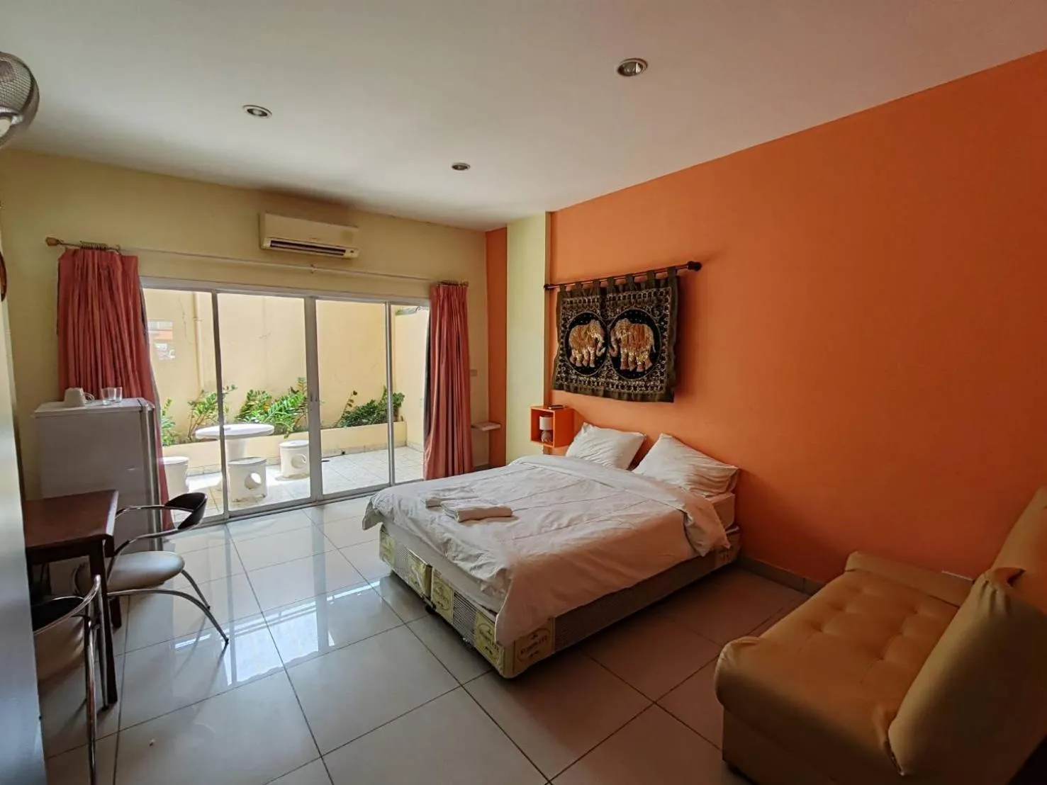 Bedroom, Bed in Jomtien Hostel