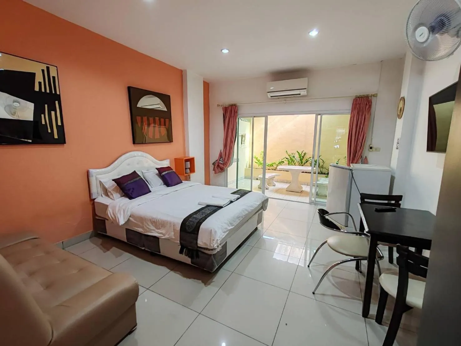 Bedroom, Bed in Jomtien Hostel