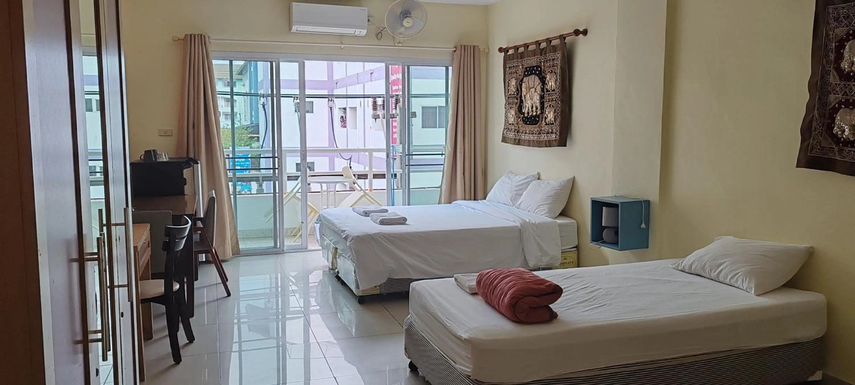 Bedroom, Bed in Jomtien Hostel