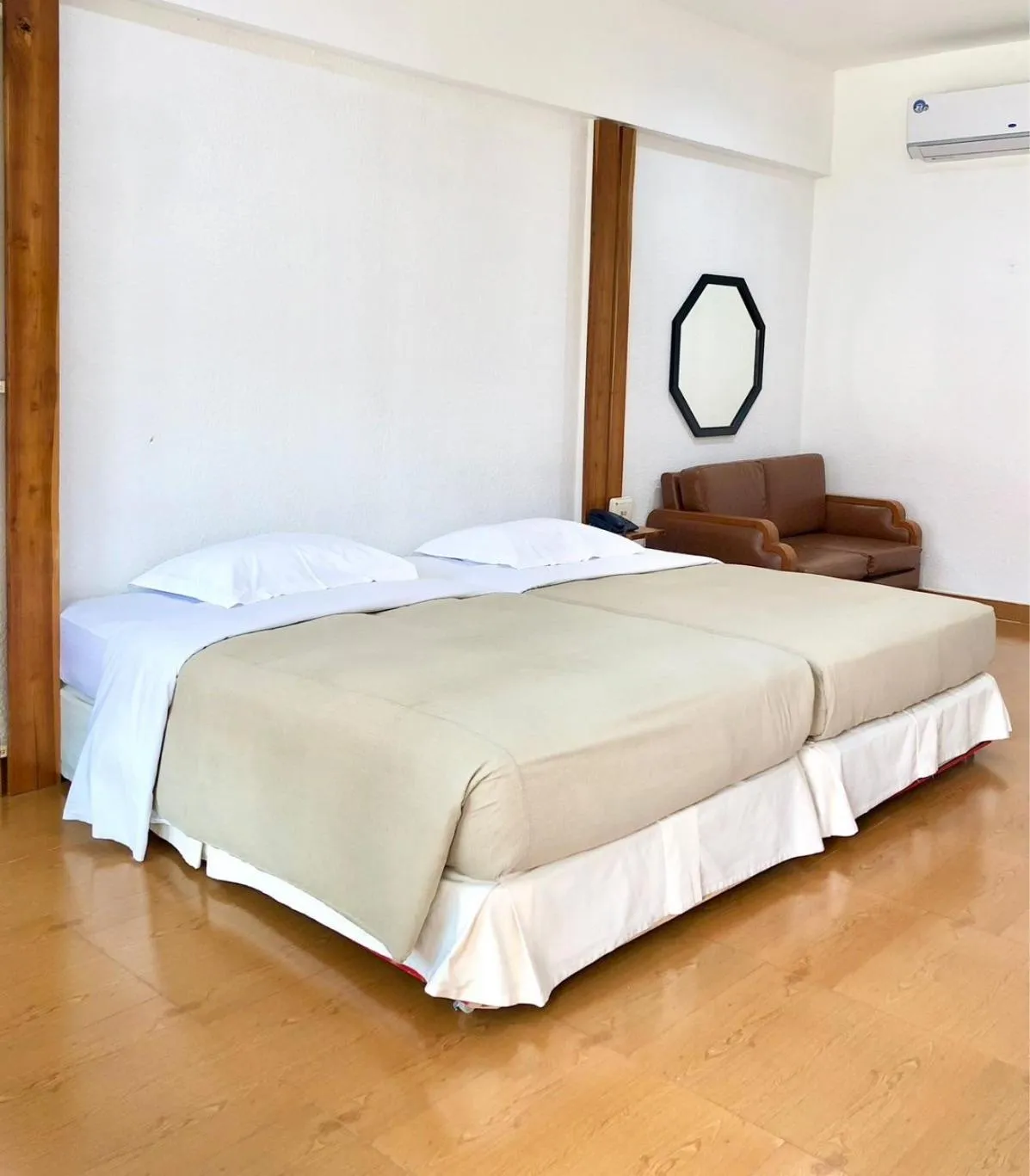 Bed in Dad D Resort by Lopburi Inn Resort