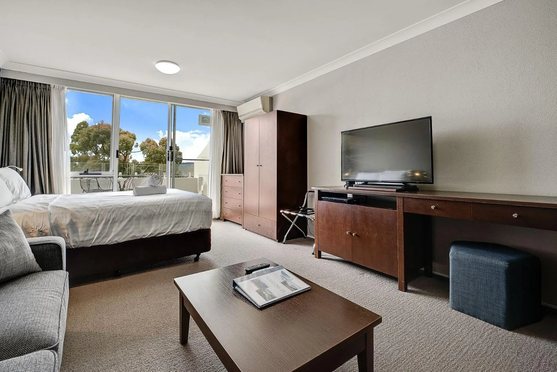 Bed in Horizons 201 - Lake Front Studio l Pool l Tennis Court l Bar l WiFi