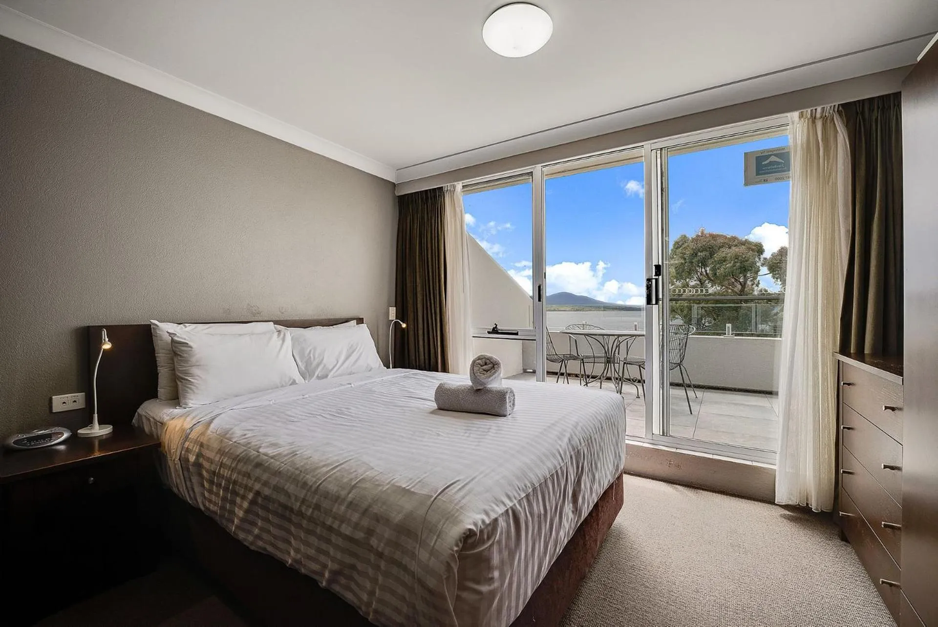 Bed in Horizons 201 - Lake Front Studio l Pool l Tennis Court l Bar l WiFi