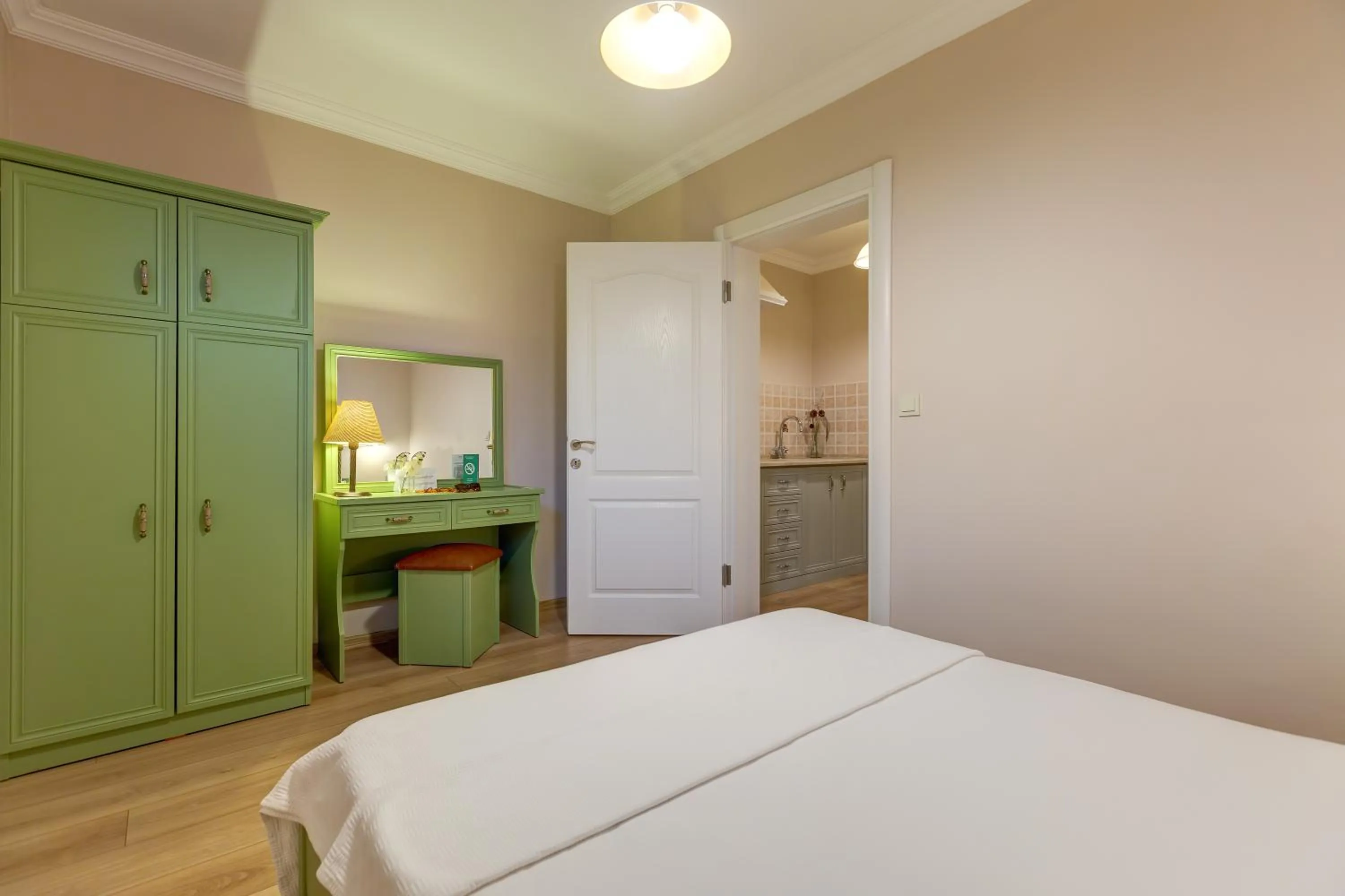 Photo of the whole room, Bed in Gurel Garden House