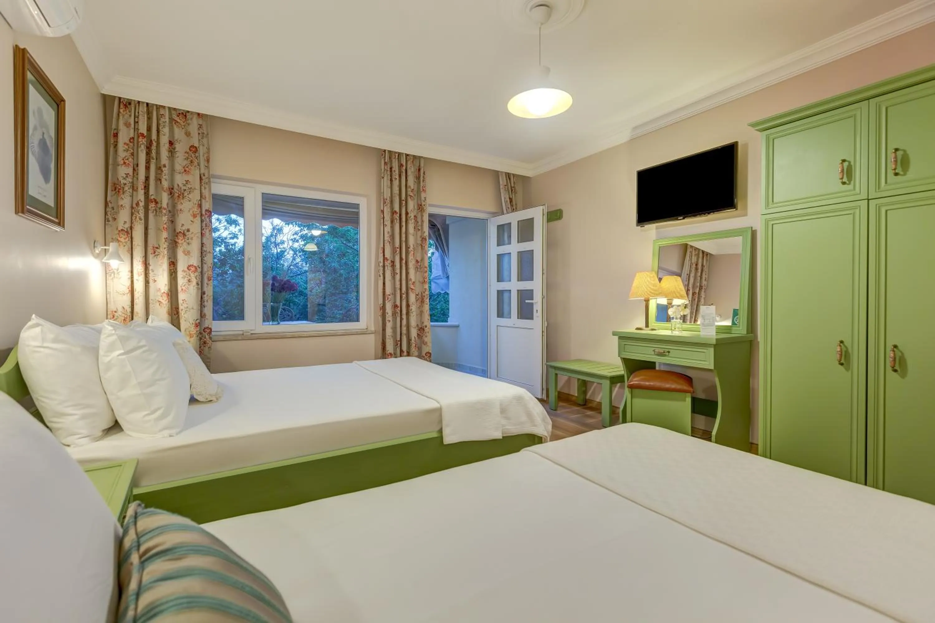 Photo of the whole room, Bed in Gurel Garden House