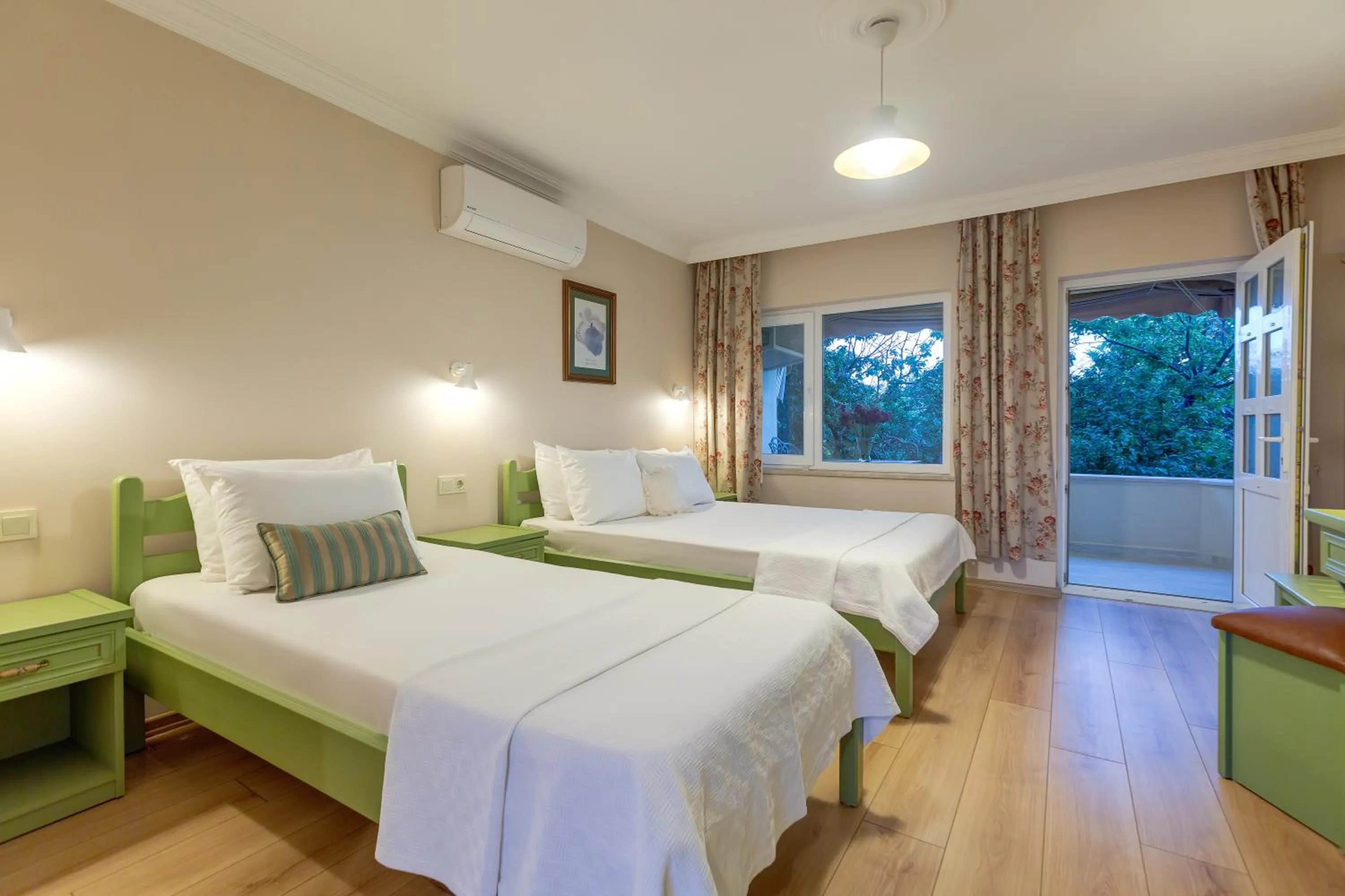 Photo of the whole room, Bed in Gurel Garden House