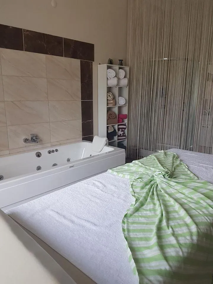 Hot Tub, Bed in Kazdaglari Ida Natura Bungalov Hotel