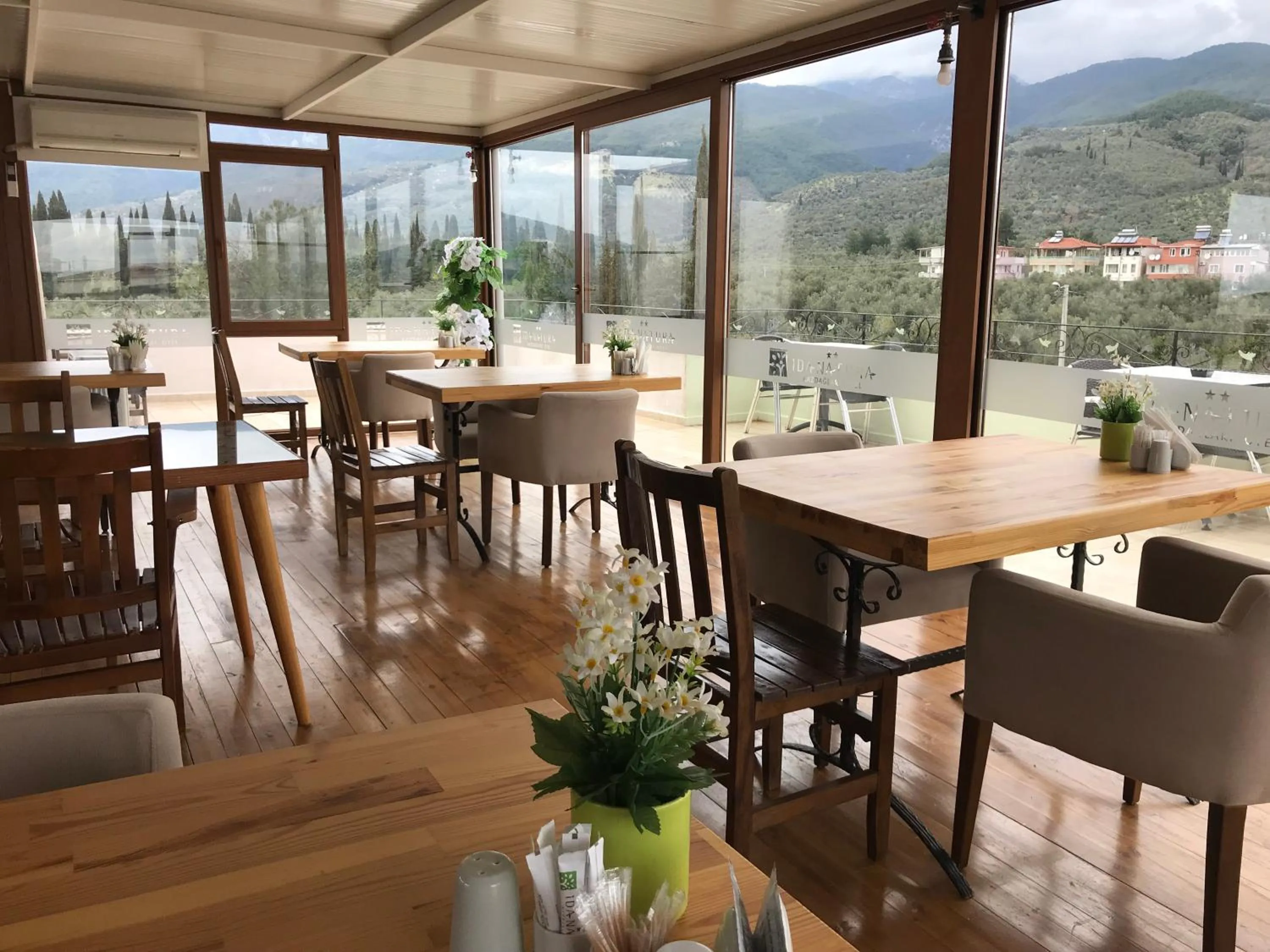 Communal lounge/ TV room in Kazdaglari Ida Natura Bungalov Hotel