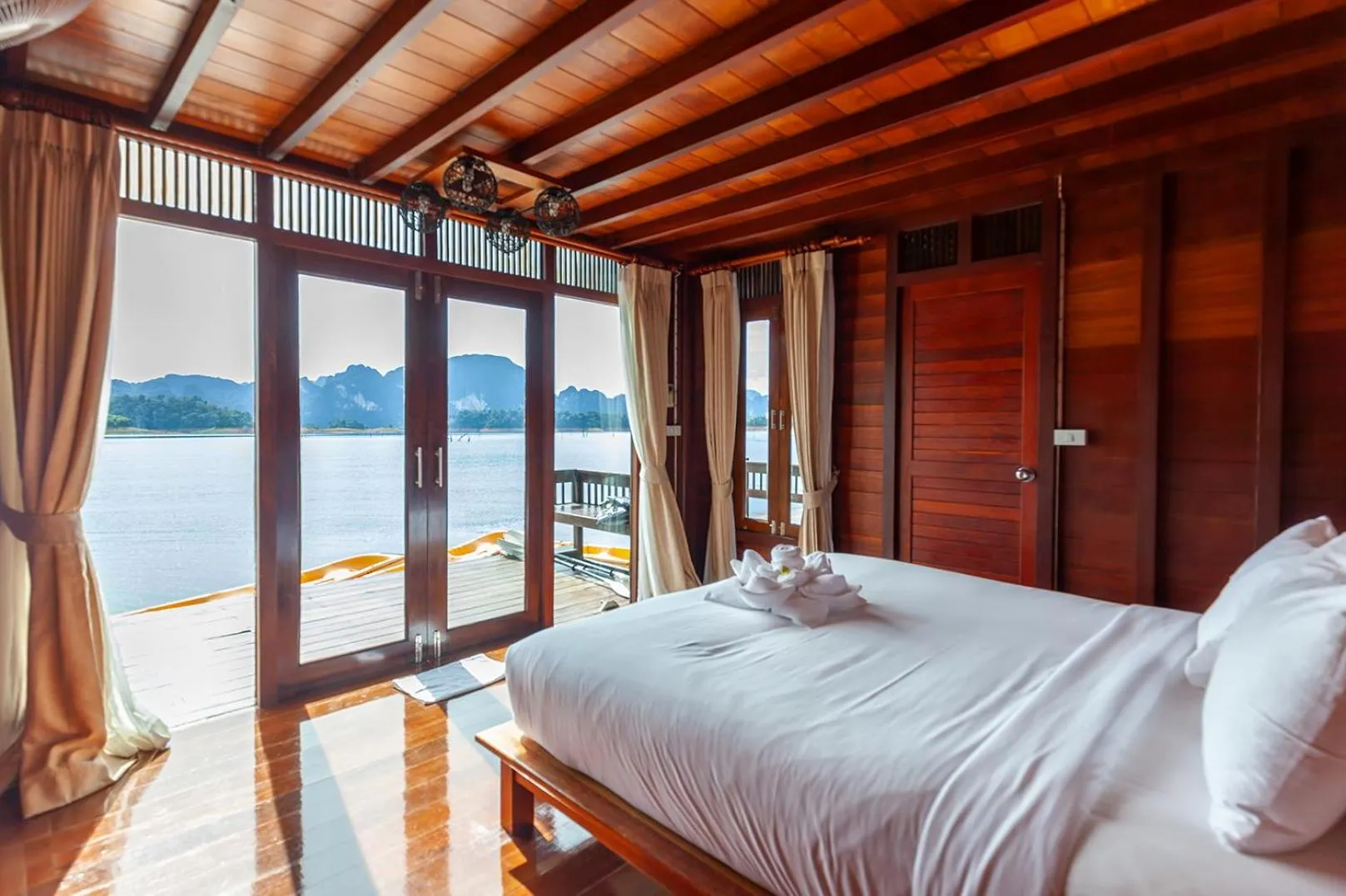 Bedroom, Bed in 500 Rai Floating Resort