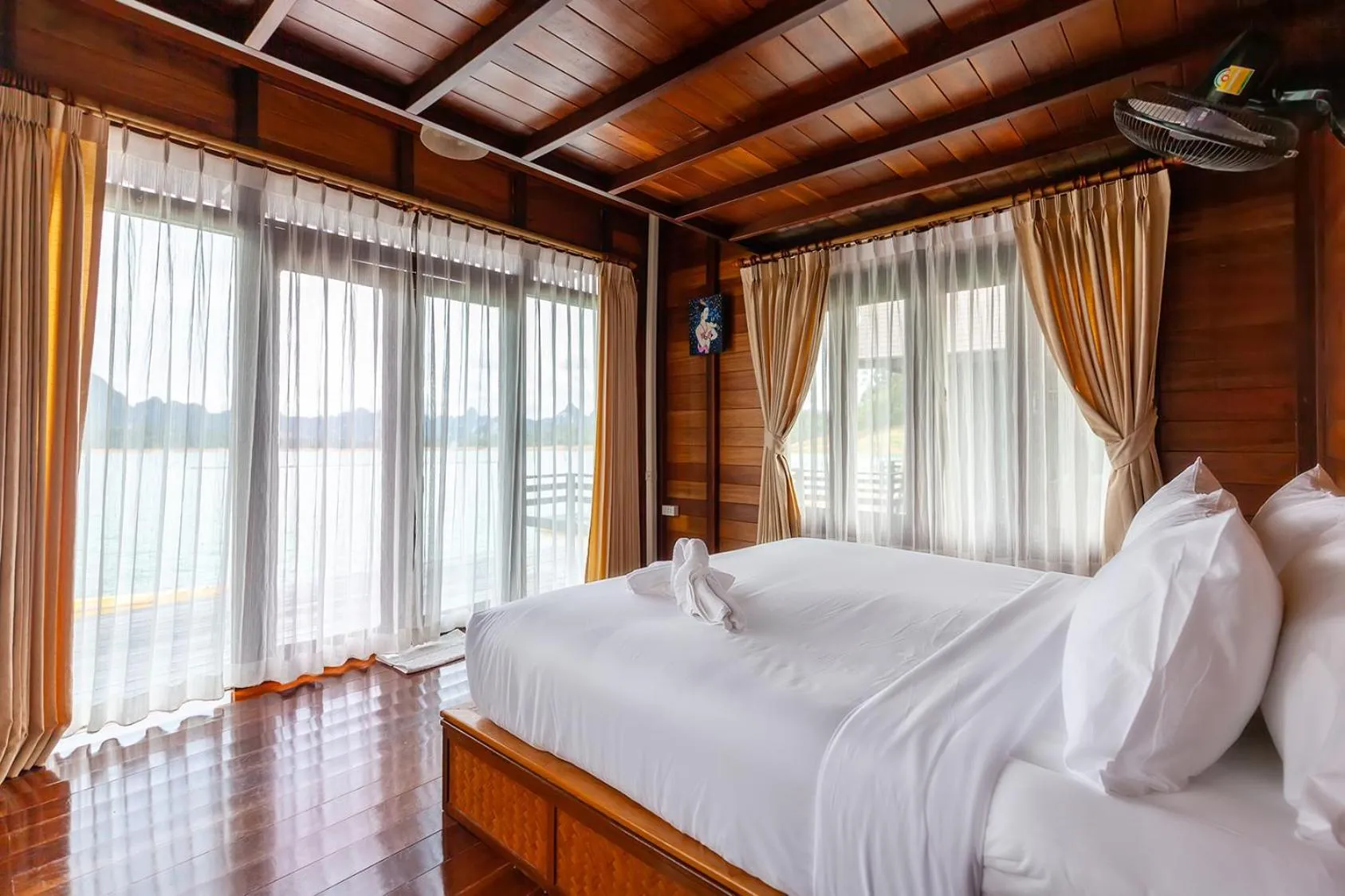 Bedroom, Bed in 500 Rai Floating Resort