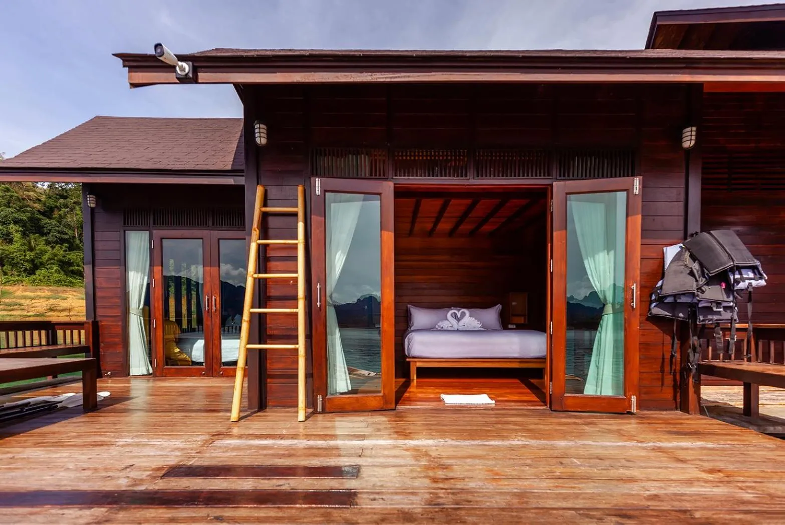 Bedroom in 500 Rai Floating Resort