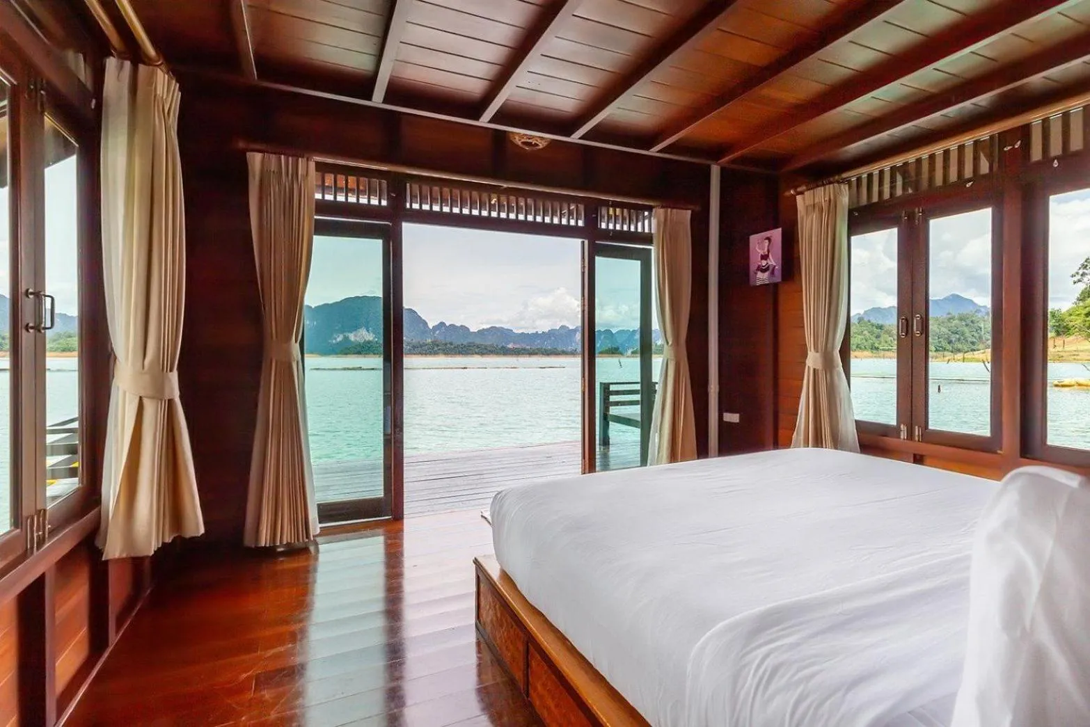 Bed in 500 Rai Floating Resort