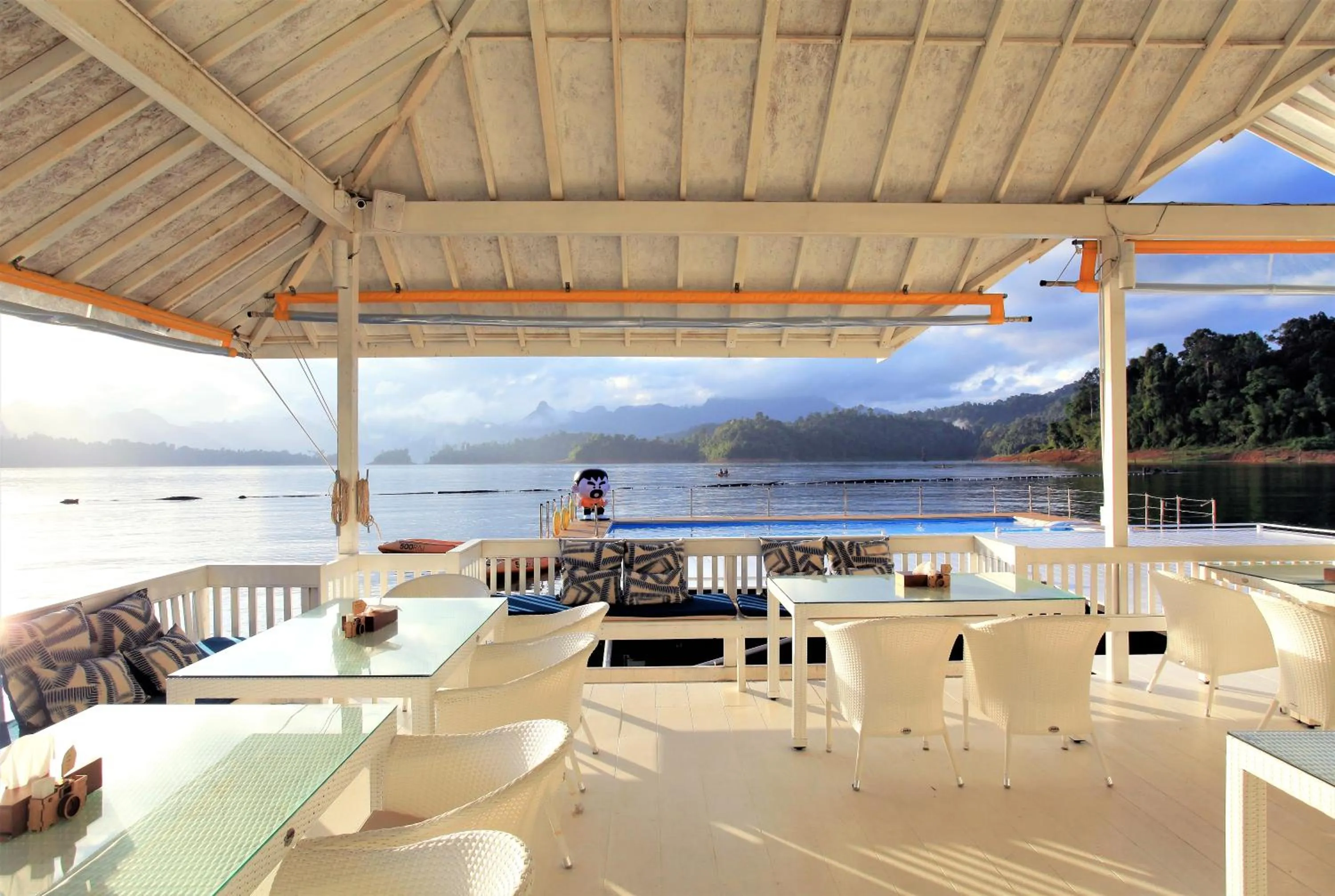 Restaurant/places to eat in 500 Rai Floating Resort