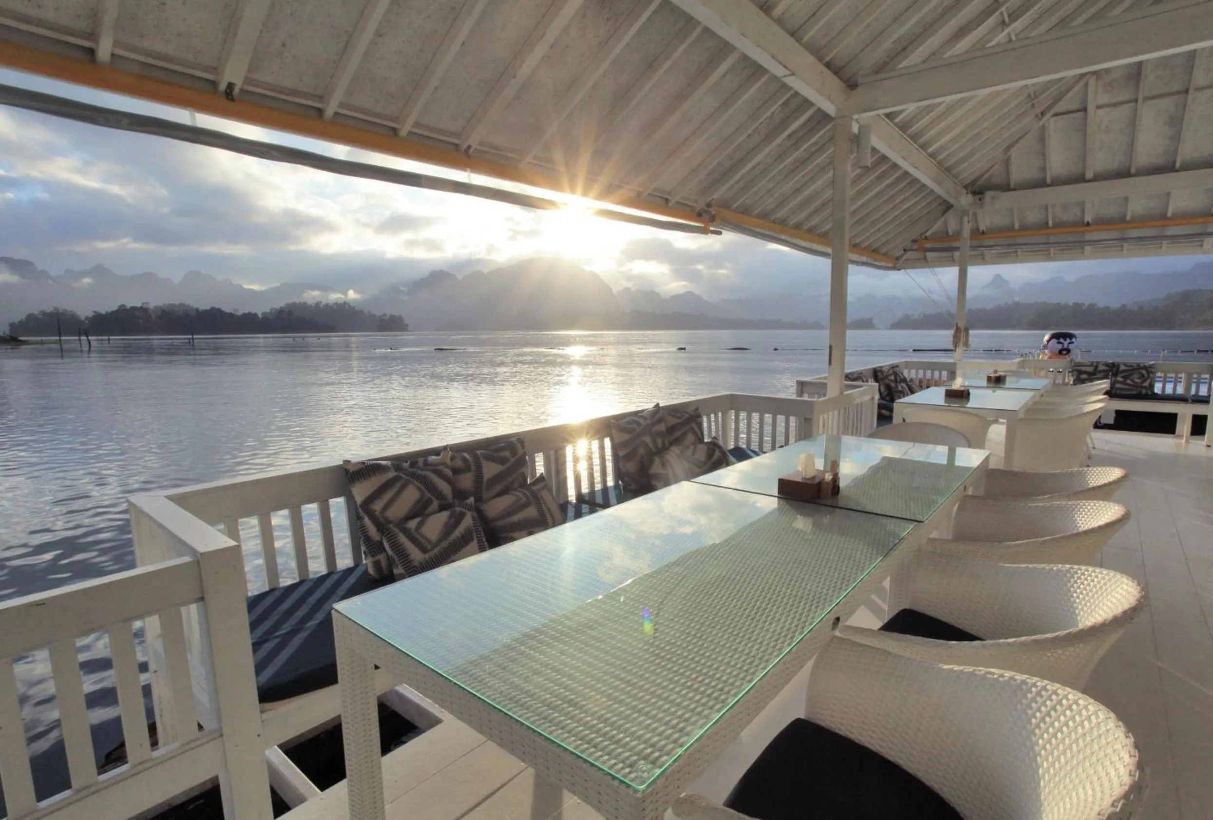 Restaurant/places to eat in 500 Rai Floating Resort