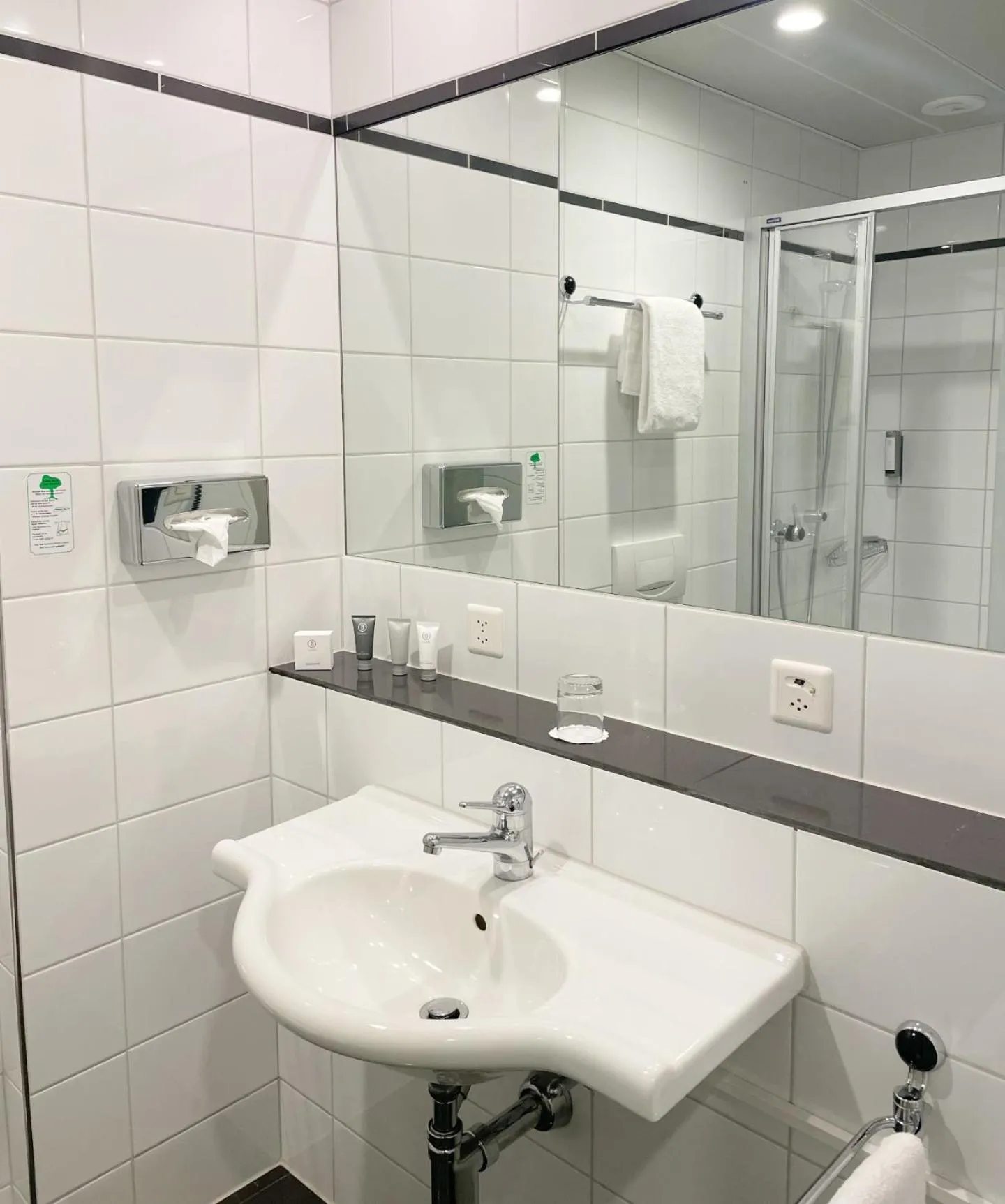 Bathroom in GLANDON Rooms Elite