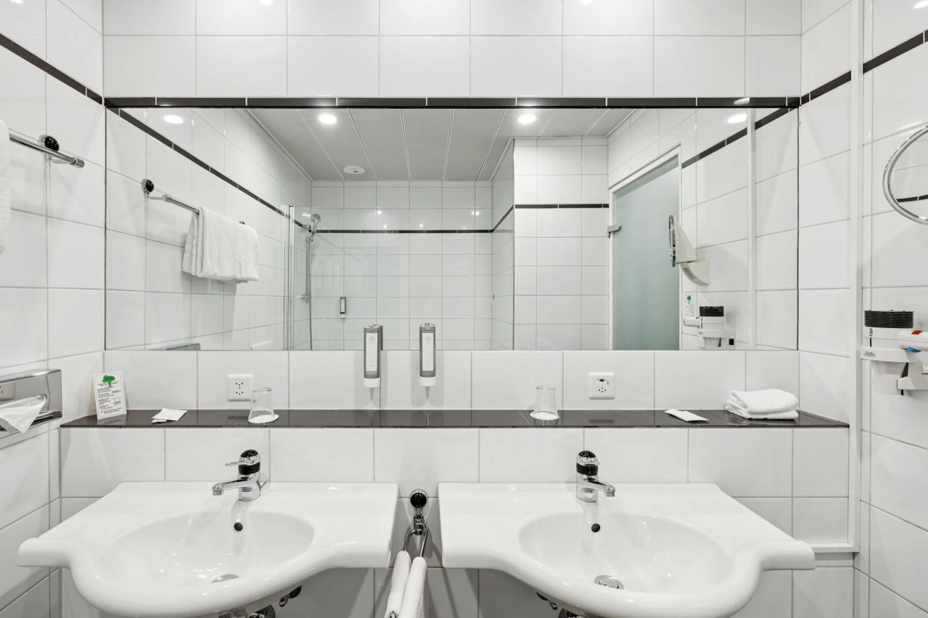 Bathroom in GLANDON Rooms Elite