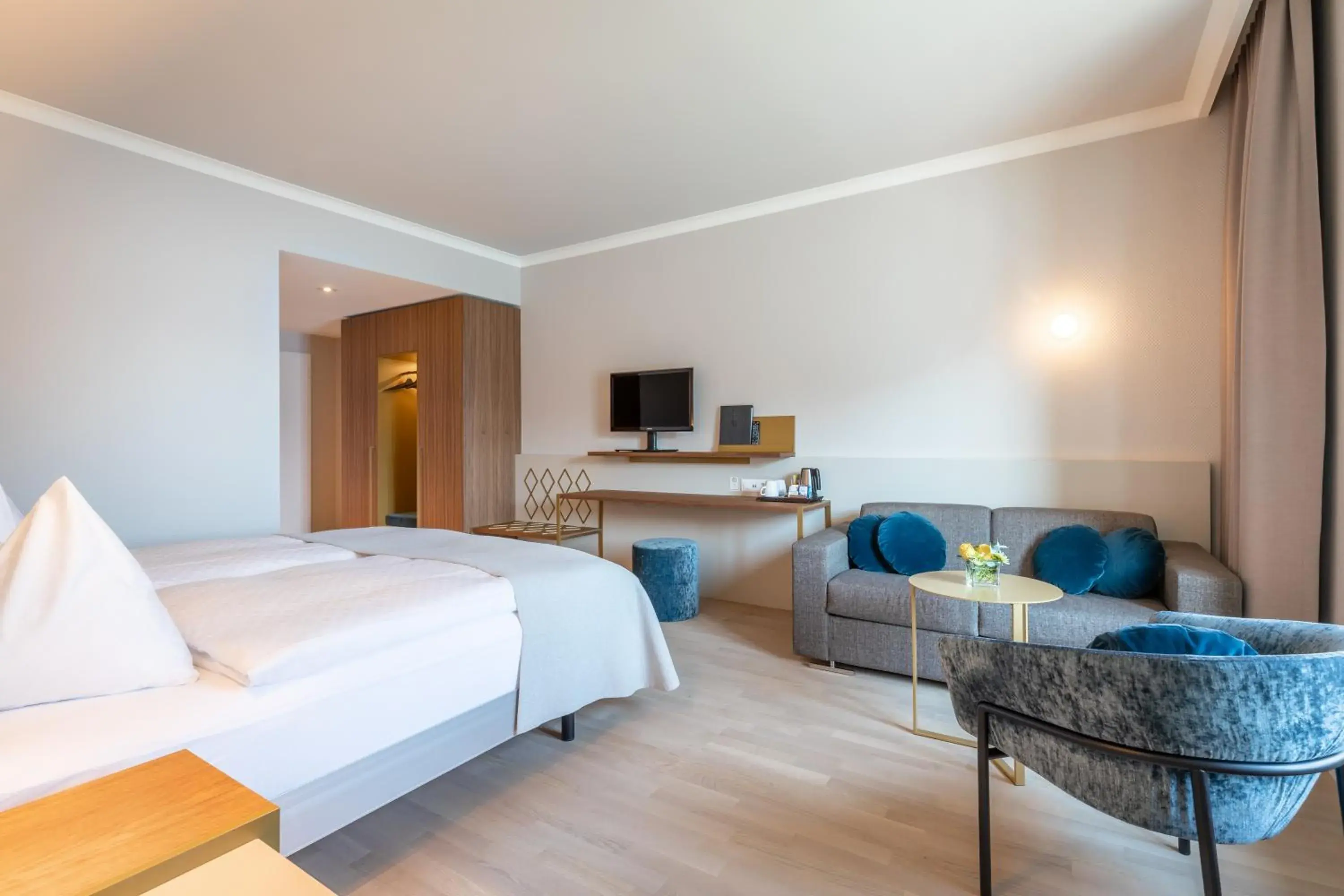 Standard Double Room with Mountain View, without Balcony - single occupancy in Seehotel Waldstätterhof Swiss Quality Standard Double Room with Mountain View, without Balcony - single occupancy in Seehotel Waldstätterhof Swiss Quality