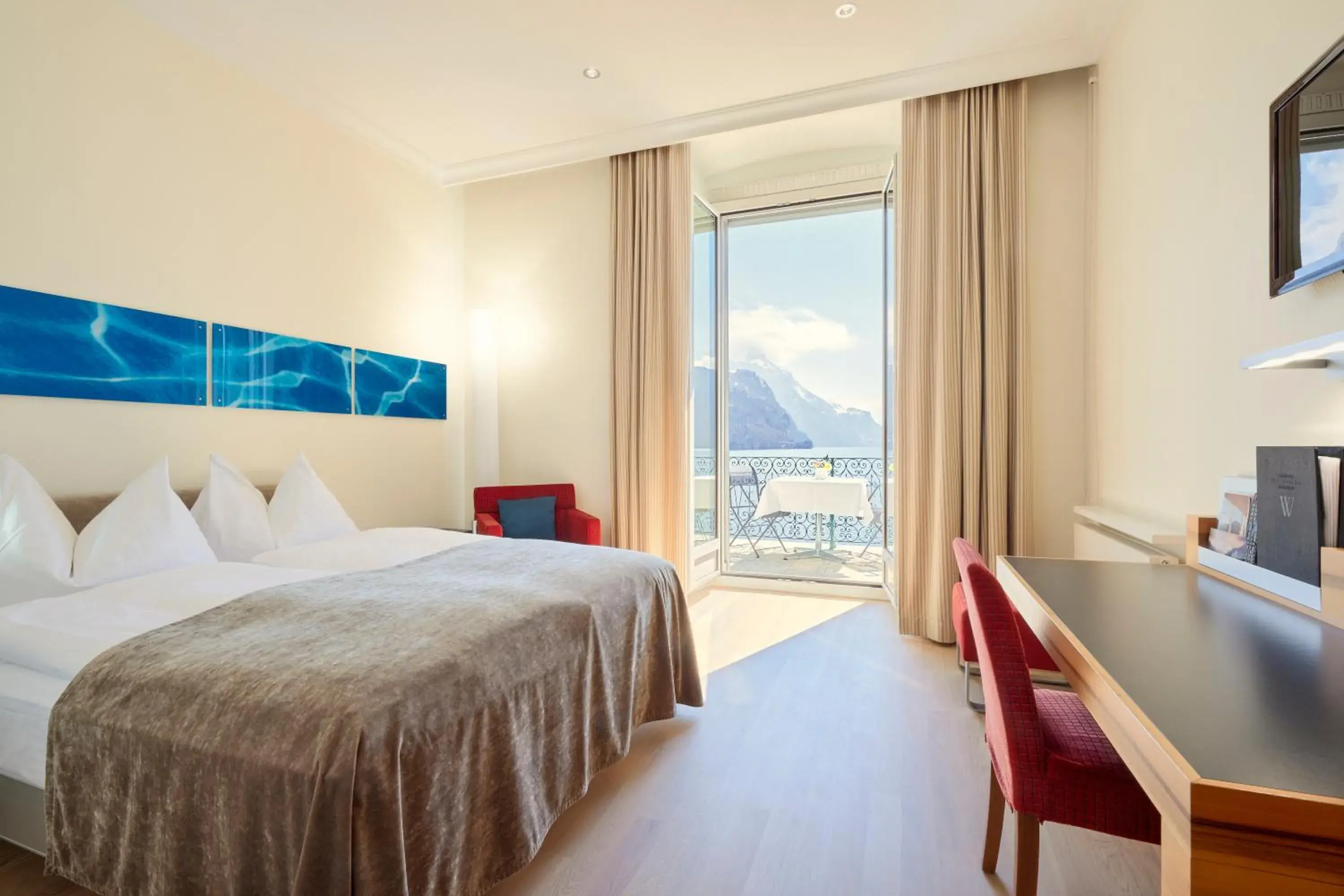 Superior Double Room with Queen-Size Bed and Lake View, with Balcony - single occupancy in Seehotel Waldstätterhof Swiss Quality Superior Double Room with Queen-Size Bed and Lake View, with Balcony - single occupancy in Seehotel Waldstätterhof Swiss Quality