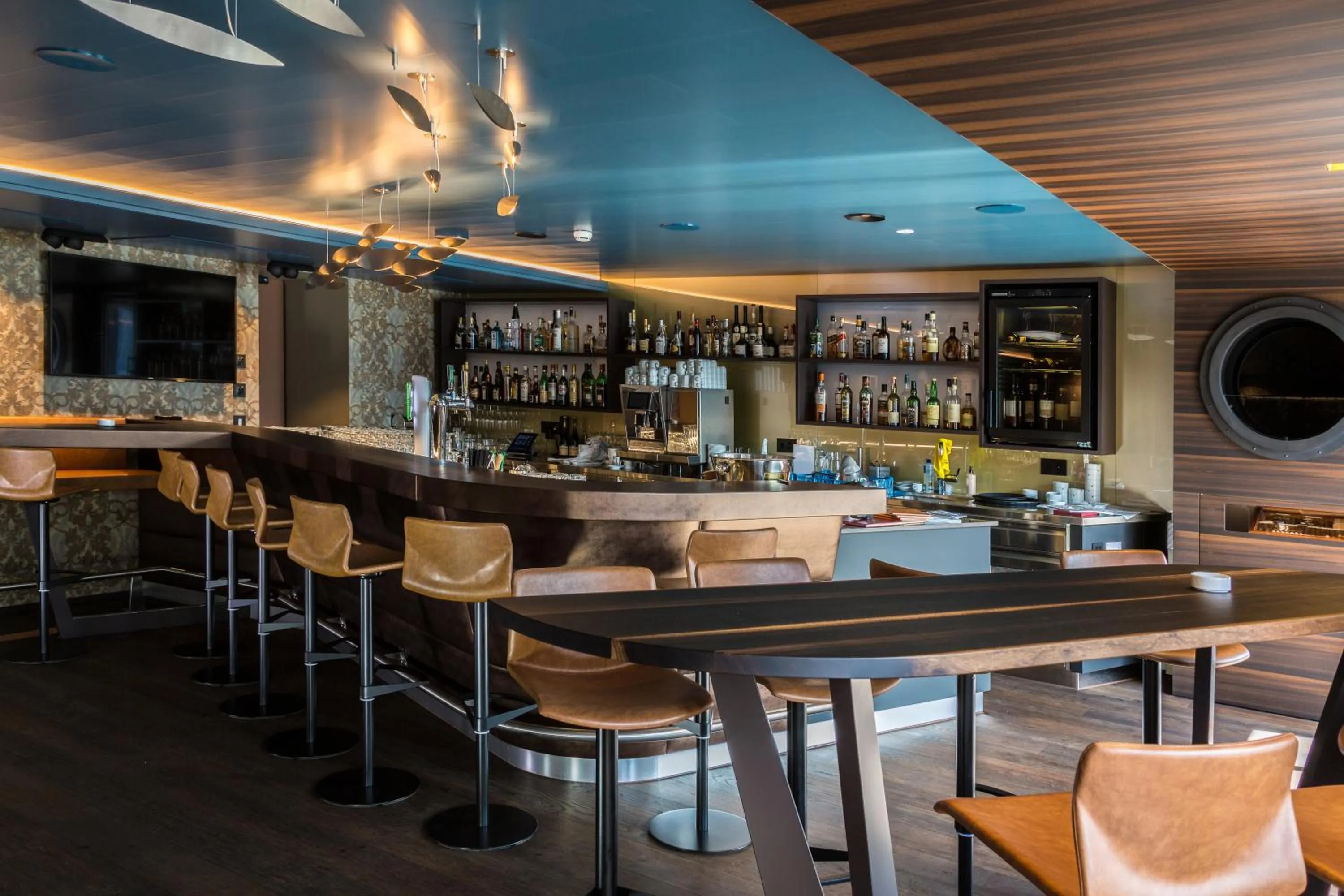 Lounge or bar in Seehotel Waldstätterhof Swiss Quality