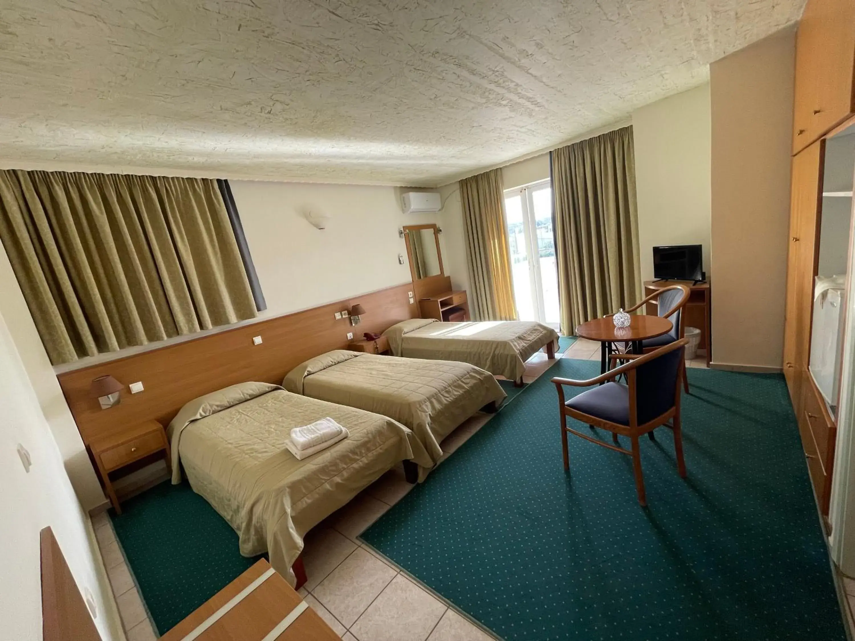 Triple Room with City View in Flisvos Triple Room with City View in Flisvos