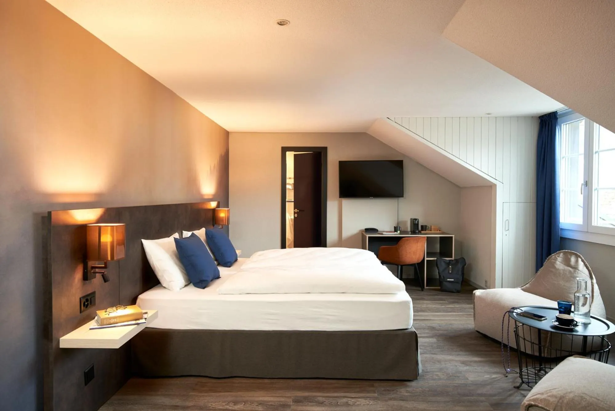 Seating area, Bed in The HEY HOTEL