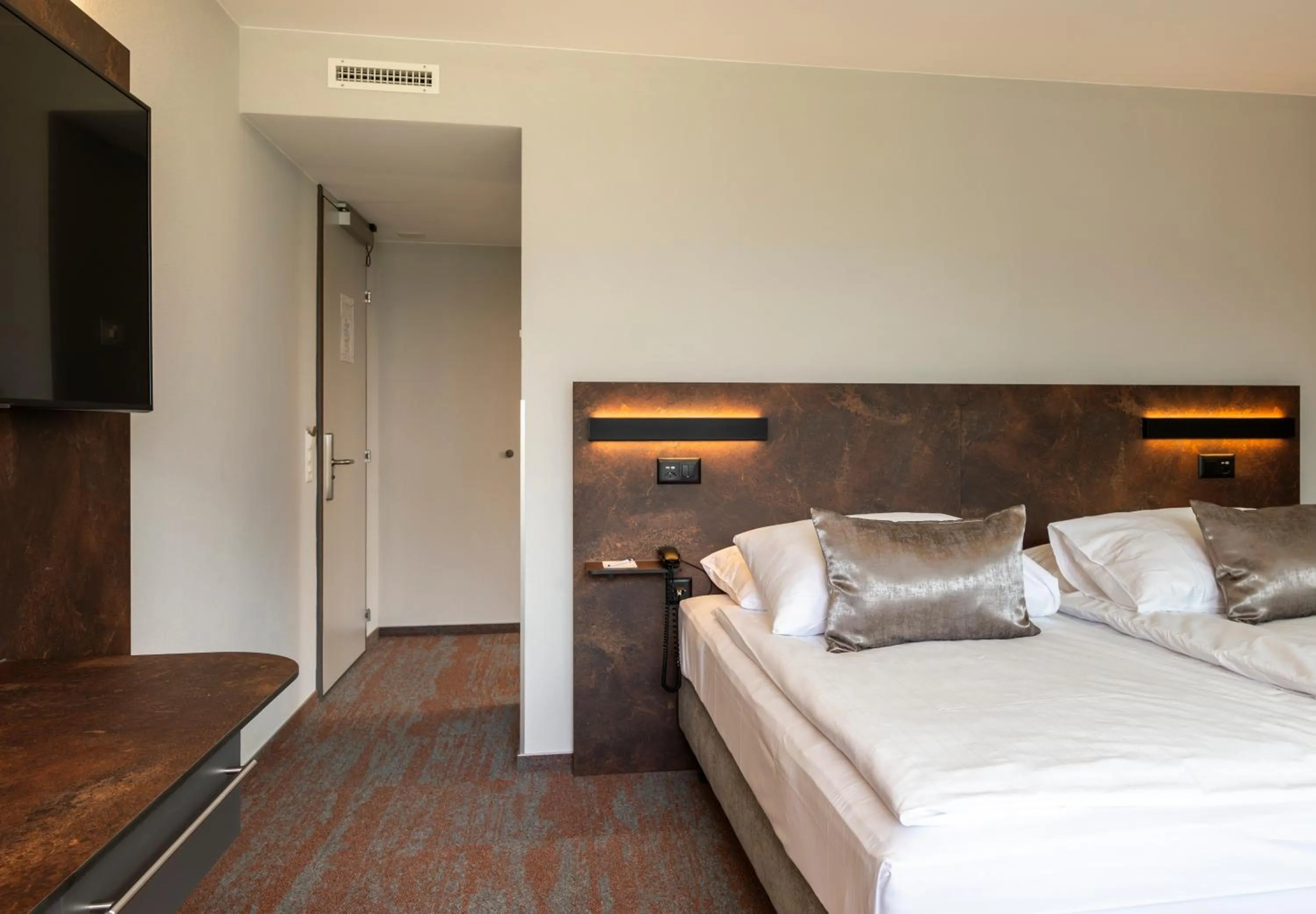 Bedroom, Bed in Hotel Metropole Interlaken