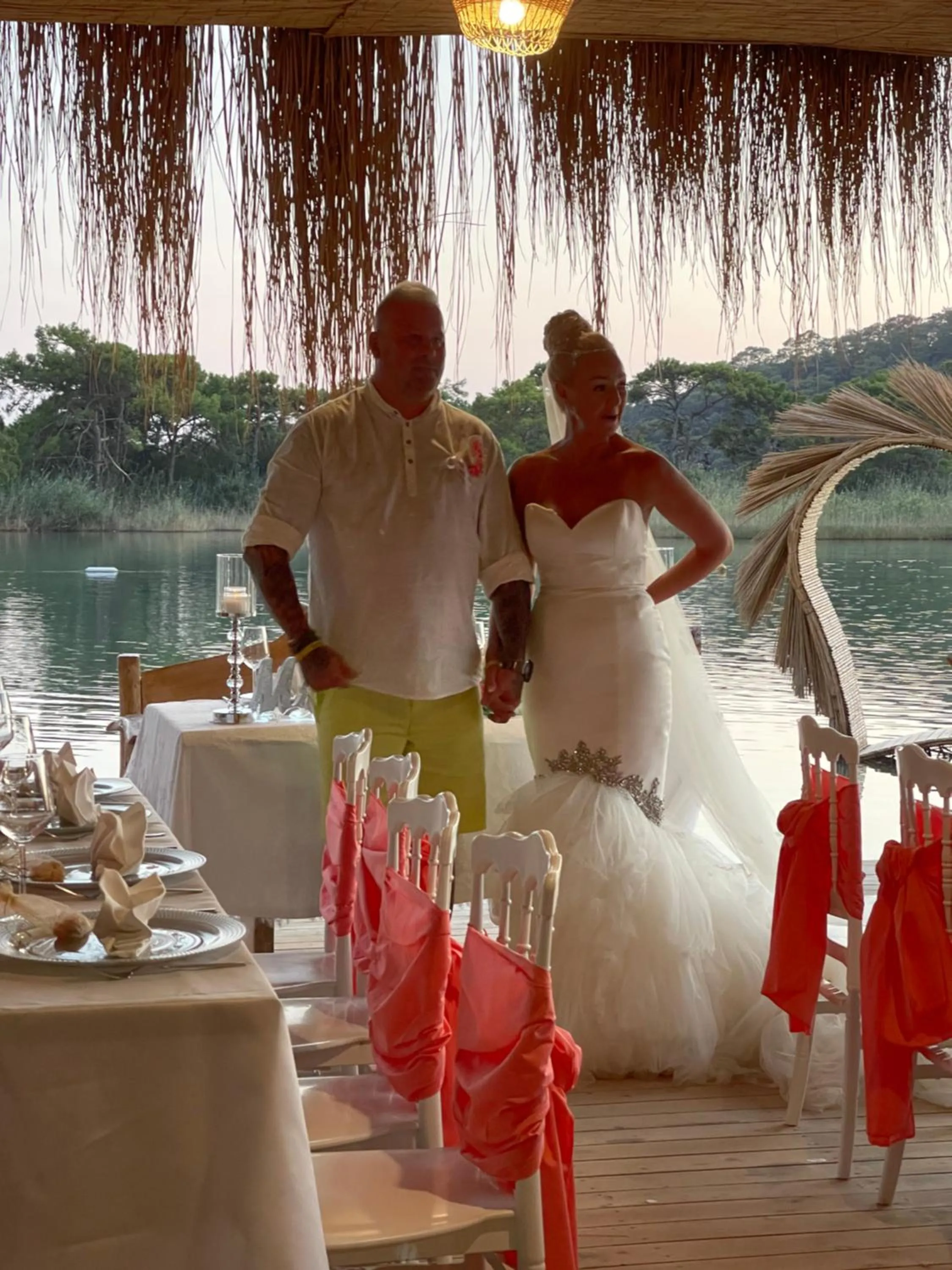 Restaurant/places to eat in Green Pine Bungalows & Beach Luxury Concept