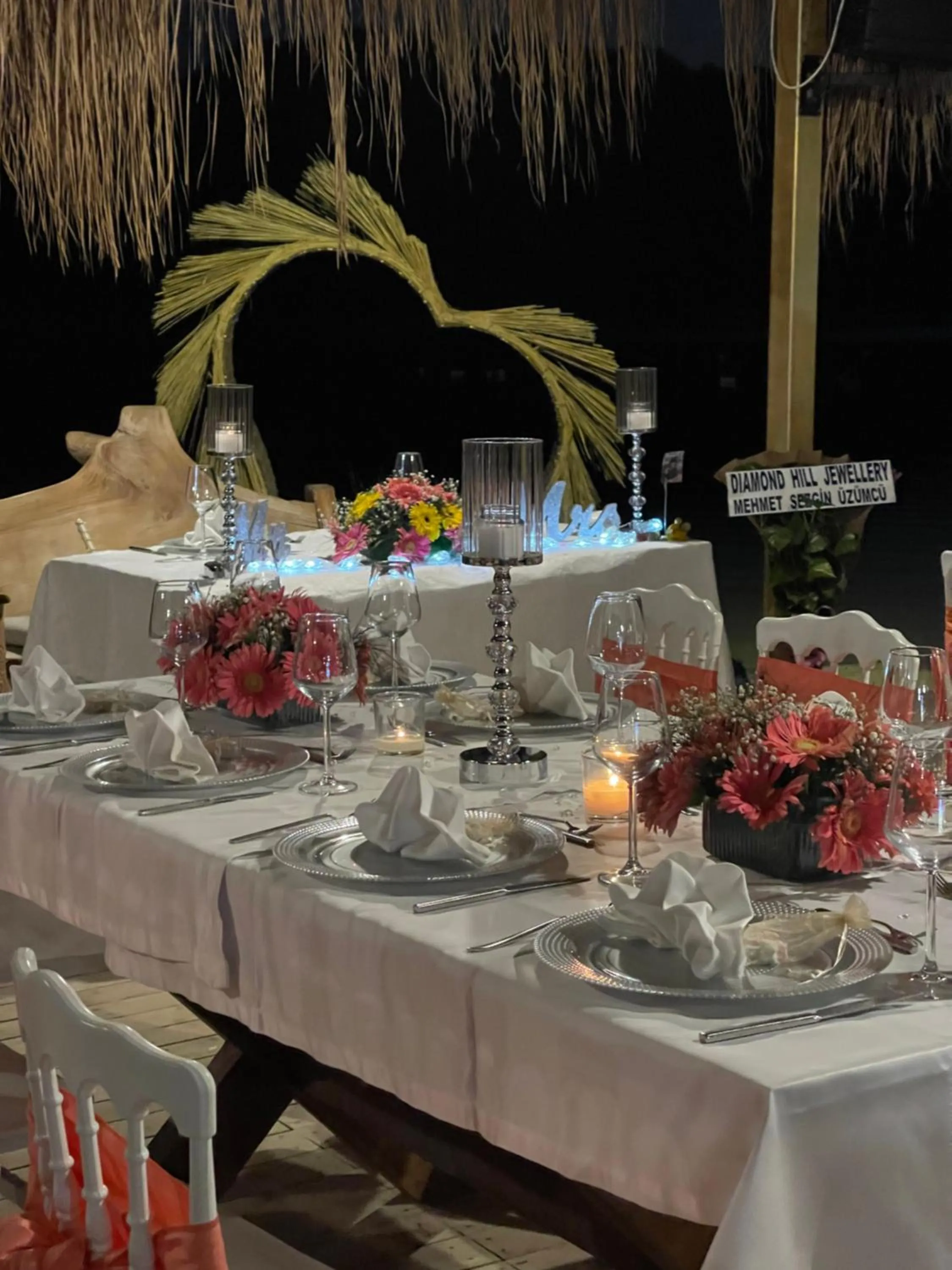 Restaurant/places to eat in Green Pine Bungalows & Beach Luxury Concept